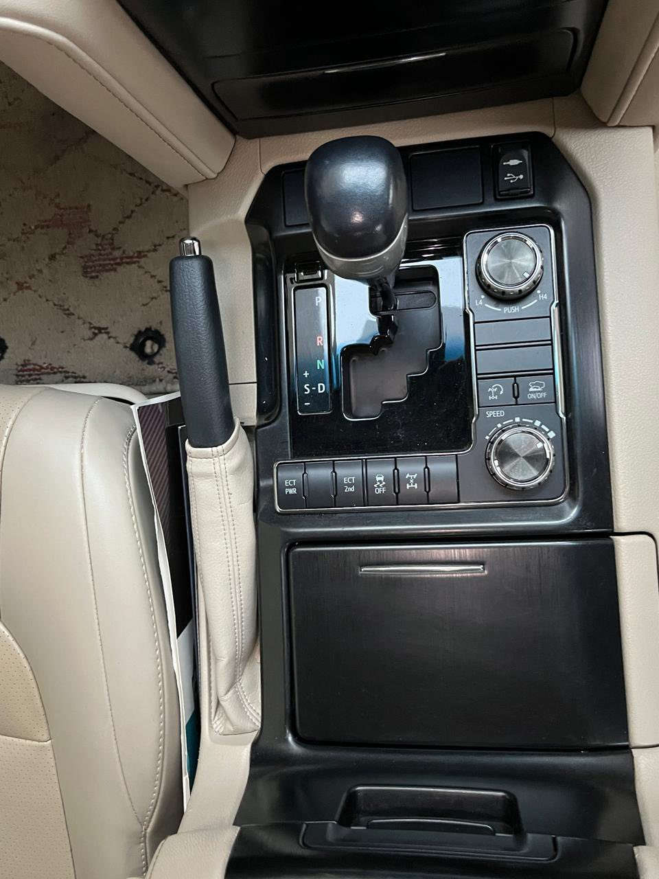 السلام عليكم
لاندكروز موديل 2021 باب اول سازز
المواصفات 
8ارباك 
أربع كامرات 
ثلاث شاشات 
مقاعد كهرباء 
مقاعد جلد 
شاشة ليزري 
جنطة كهرباء 
فتحة سلايد             سيارة مغلفة نانووو
وباقي والمواصفات 
سيارة جديدة حيل استخدام شخصي 
عداد المسافة 70 الف 
السعر 585 وبيه مجال 
العنوان بغداد رقم موبايل ***********
