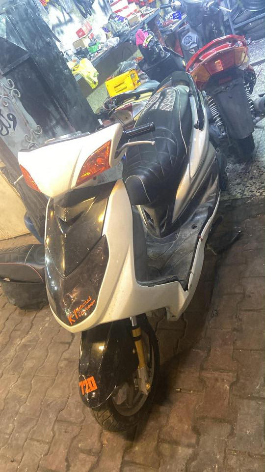 السلام عليكم شباب سكنس فحل للبيع الدراجة بيها كسن رياضي وصدر وتطوالة وفج وهاوزن وكلجات الدراجة بس كابريترها تعبان الباقي كلة تمام عارضها ب٥٥٠وبيها مجال مكاني شارع المغرب ***********
