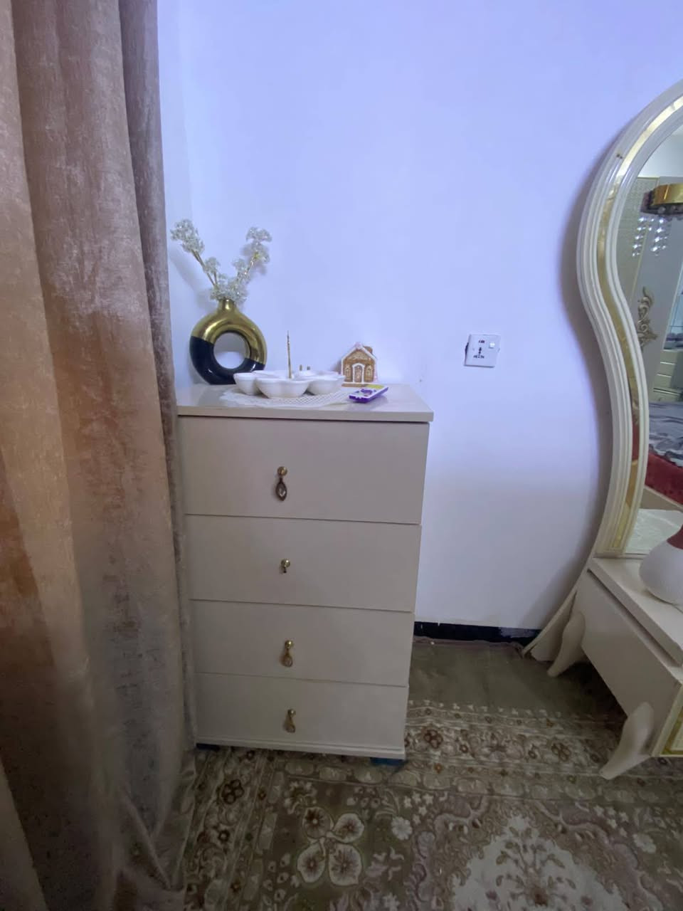 السلام عليكم عندي غرفه للبيع سعر 450 بغداد حق اتصال***********
