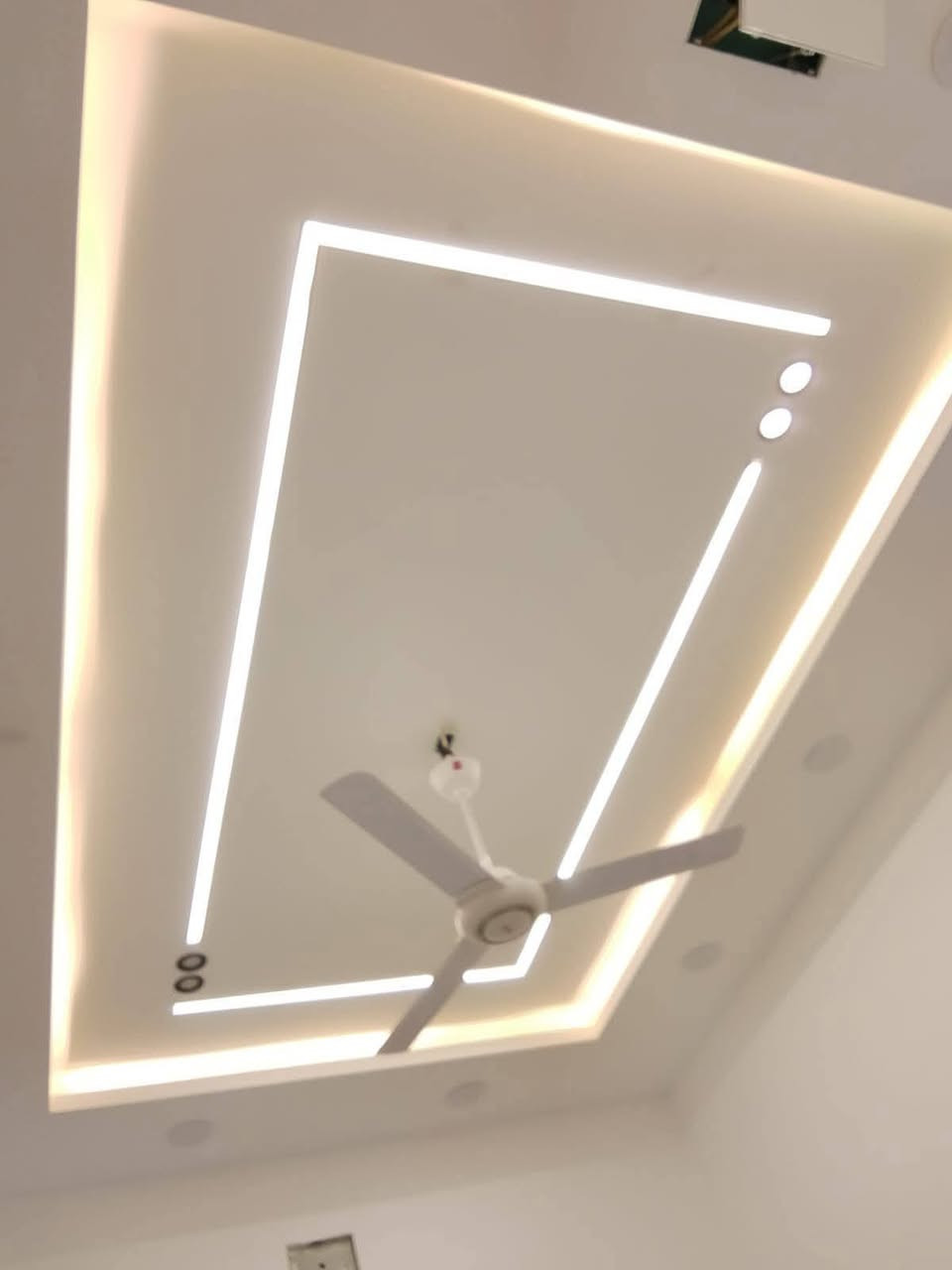 اعمال ديكورات منازل باسعار مناسبة اتصل واتساب او *********** المكان بغداد
