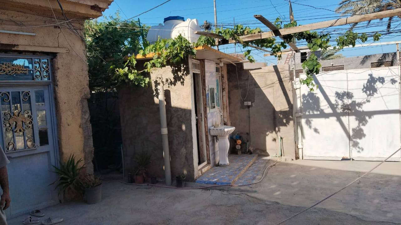 سلام عليكم..
قطعة ارض 260م 
تحت البناء 144م
تبعد عن طريق الزوار مسافة 500م في   منطقة العامرية 
تقع مباشرة ع شارع 
تتوفر كافة الخدمات 
ماء اسالة / مولد ذهبي /  طريق تبليط / مدارس مستوصف صحي /
تنفع للسكن / حسينية للزوار / سعرها مناسب جدا بسبب ضرف المالك  فقط( 60مليون)  مع المجال 
للاستفسار 
*********** سيد حسين
