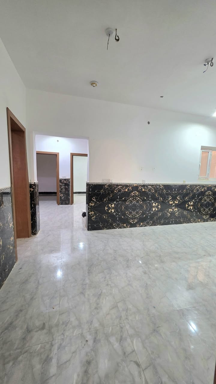 🏠 بيت  للإيجار في مجمع بوابة المثنى

🔴 المساحة: 200 متر.

🔴 البيت يتكون من: غرفتين نوم، صالة، استقبال، مطبخ، وحمامات داخلية وخارجية.

🔴 طارمة واسعة تكفي كراج للسيارة.

🔴  الخدمات: ✅ تانكي ماء عدد (2) ✅ ماطور ماء ✅ سخان ✅ خط مولدة سحب ✅ جهاز تحويل وطني مولد . 

 الإيجار: 300 ألف دينار بالشهر شامل الماء والكهرباء. 
🔴 شرط دفع إيجار سنة مقدماً.

📍 الموقع: مجمع بوابة المثنى.

📞 للاستفسار : ***********
