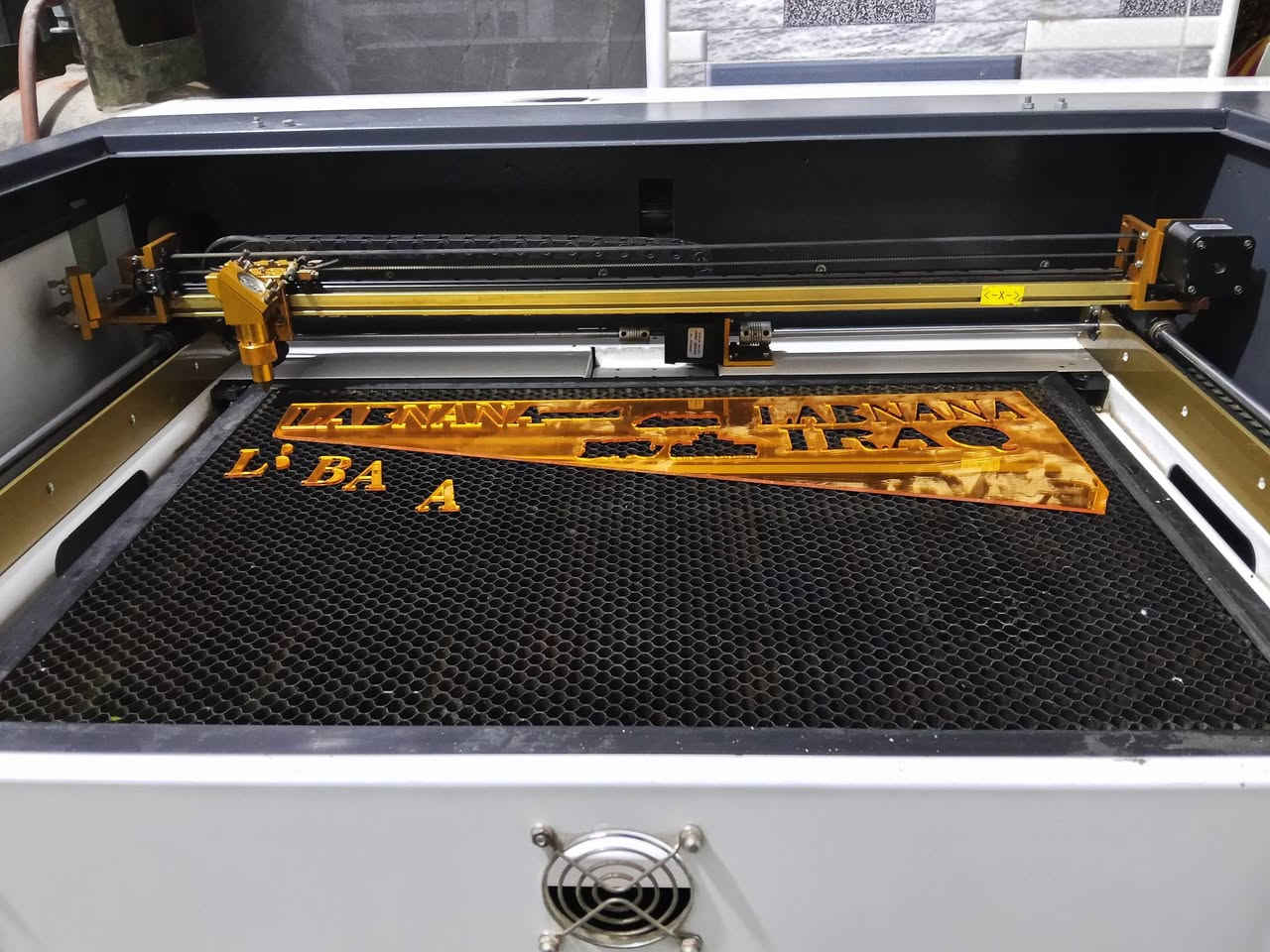 السلام عليكم
ليزر co2 
مساحة العمل 60 في 40
طبلة متحركة تصعد وتنزل 
تيوب 90 W
مكينه خير من الله نظيفة
 وكلشي مامبدل بيها 
......................................
مكبس حراري قياس 60 في 40
مستخدم اقل ال 20 مرة 
.....................................
كتر بلوتر جهاز نضيف
ومامستخدم هواي
افضل نوعيه بالسوك 
....................................
عنواني نجف موجود واتساب
*********** 
*********** 
#ليزر #طباعة_حرارية #طباعة #كتربلوتر
