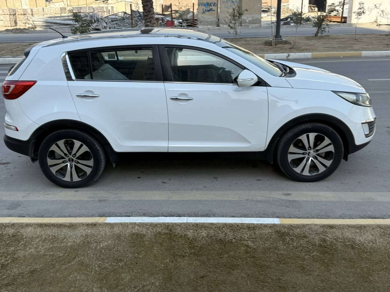 السلام عليكم
كيا سبورتاج 2012  للبيع السياره خليجيه مكفوله بدون حادث فقط بارد بل باب الخلفيه 

مري شفط بنوراما فول مواصفات السياره 

تحكم كشن كهرباء 

تخم تايرات جديد 

دوشمه جديده  

سعر السياره 157 $

مكان السياره بغداد حي الجهاد

الرقم للتواصل ***********
