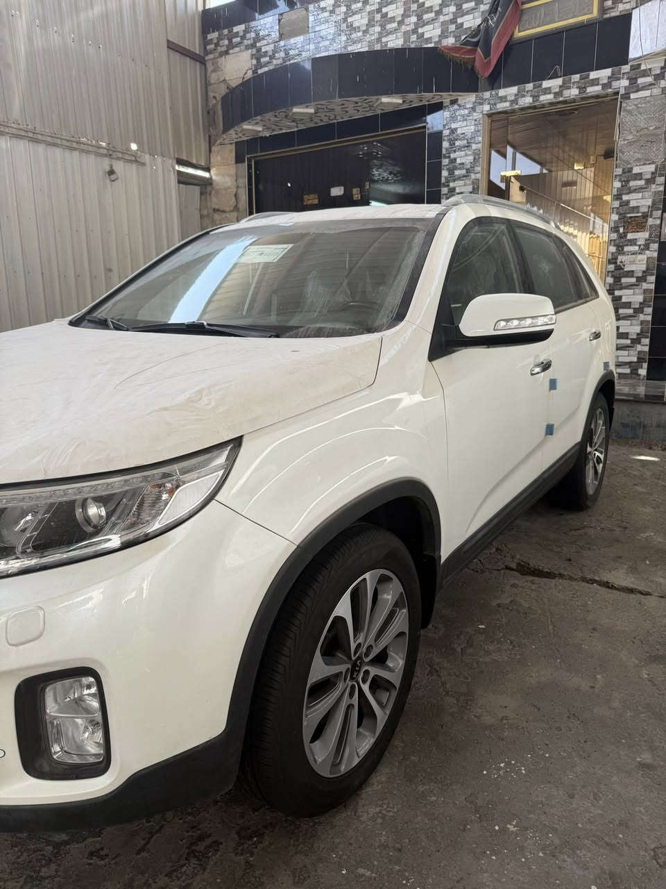 اسلام عليكم كيا سورنتو موديل ٢٠١٤ زيرو صفر كيلو متر سيارة مخزونة صار ١٢سنه مواصفات سيارة محرك ٦ سلندر بصمة جلد كراسي كهرباء سبعه راكب بردات خلفيه حساس مامي خلفي زراك لايت رقم بغداد الدولي بسمي سيارة غسل ما مخسوله بعدها على وضع الشركة مكان السيارة بغداد رجان الي ما يعرف قيمت السيارة لا يتصل ***********
