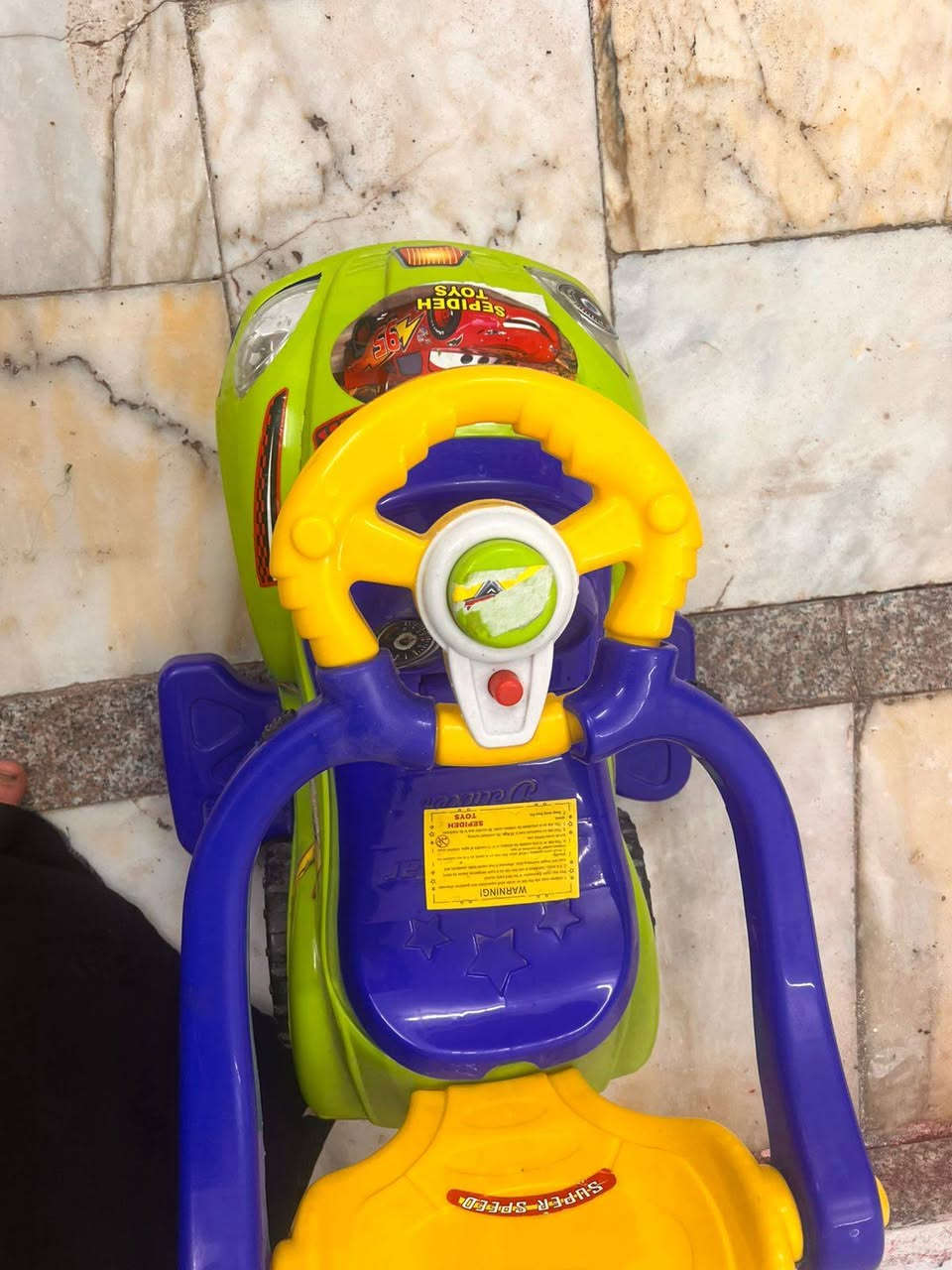 سياره اطفال للبيع جديده سعرها 25 وبيها مجال ***********
