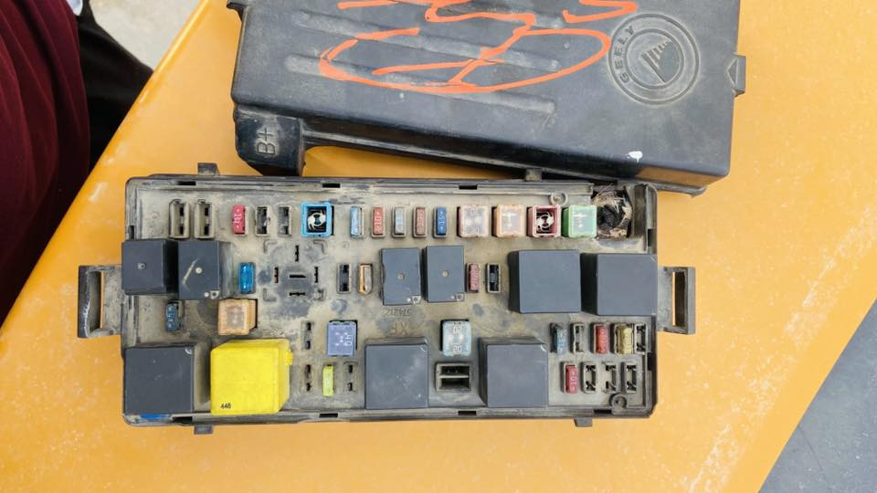 سلام عليكم. شبابً عندي اغراض سي كي للبيع
مشط ستيرن فقط ينرادله جبنات 
قاعده فيوزات بس البرغي مكسور 
كبات جديده بس عليا وسخ 
بك لايت جه يمين جديد يسار فقط مكسور الجامه مالته 
كاميره. مدببه فول HD جديده 
يده باب جديده
تفاصيل اتصل وتدلل 
***********
***********
