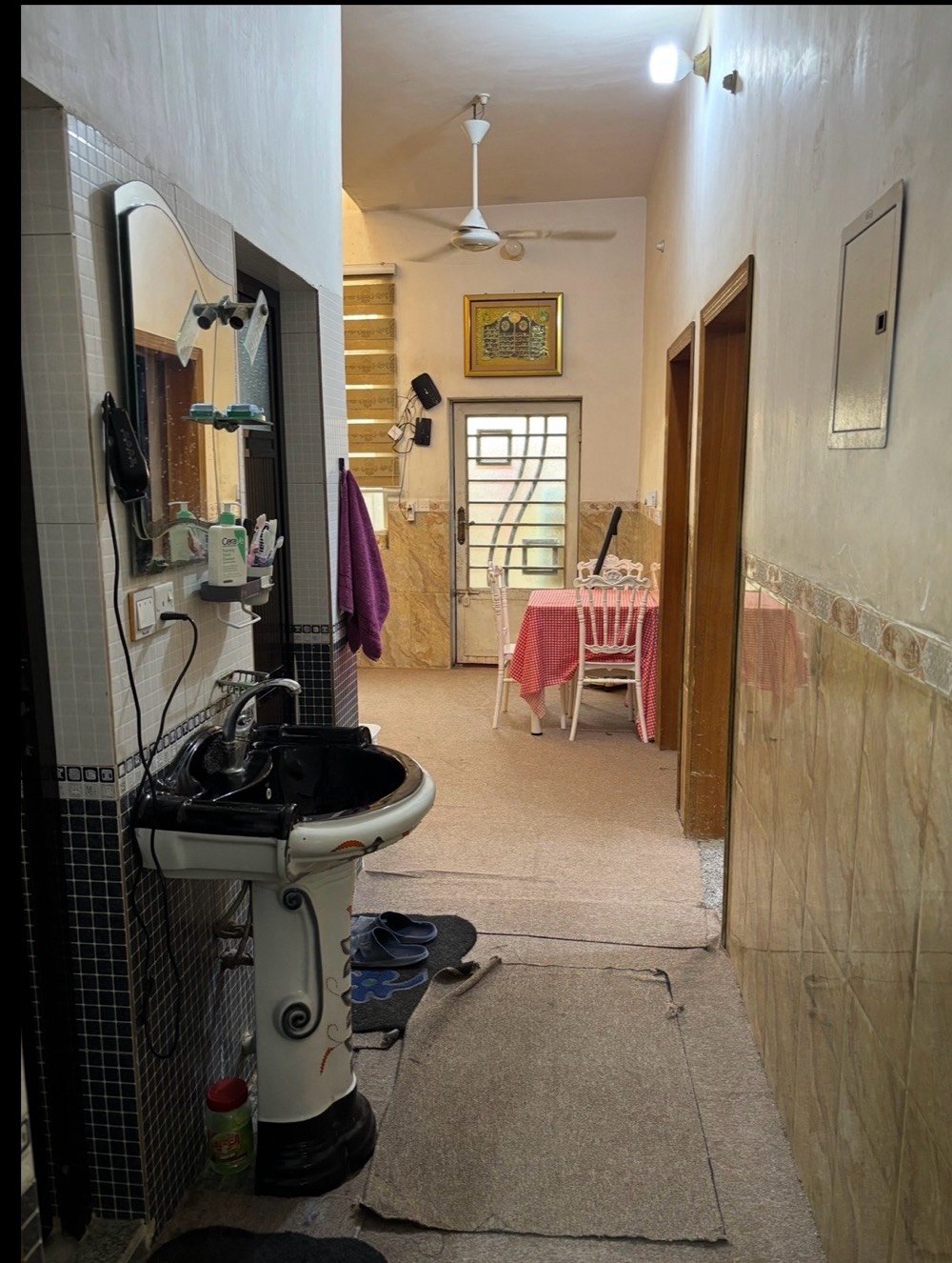 السلام عليكم 

بيت للبيع في كربلاء المقدسة 🏴
زراعي بستنة قرار 25 طابق ونص 

‎يتكون من : استقبال مع غرفتين نوم غرفة في الطابق الاول وغرفة في الطابق الثاني وصالة ومطبخ وصحيات ومخزن.

مساحة وواجهه البيت :  8.5*11.5 
100 متر

بناء البيت طابوك والارضية جرانيت

الموقع : كربلاء طريق الحر فرع ابو الدهن يبعد عن الشارع العام 600 متر (طريق الكوسترات الى الامام) ويبعد عن مرقد الحر كيلو ونص

السعر : 75 وبيه مجال بسيط


للاستفسار الاتصال على :  
***********
او ارسال رسالة واتساب على : ***********