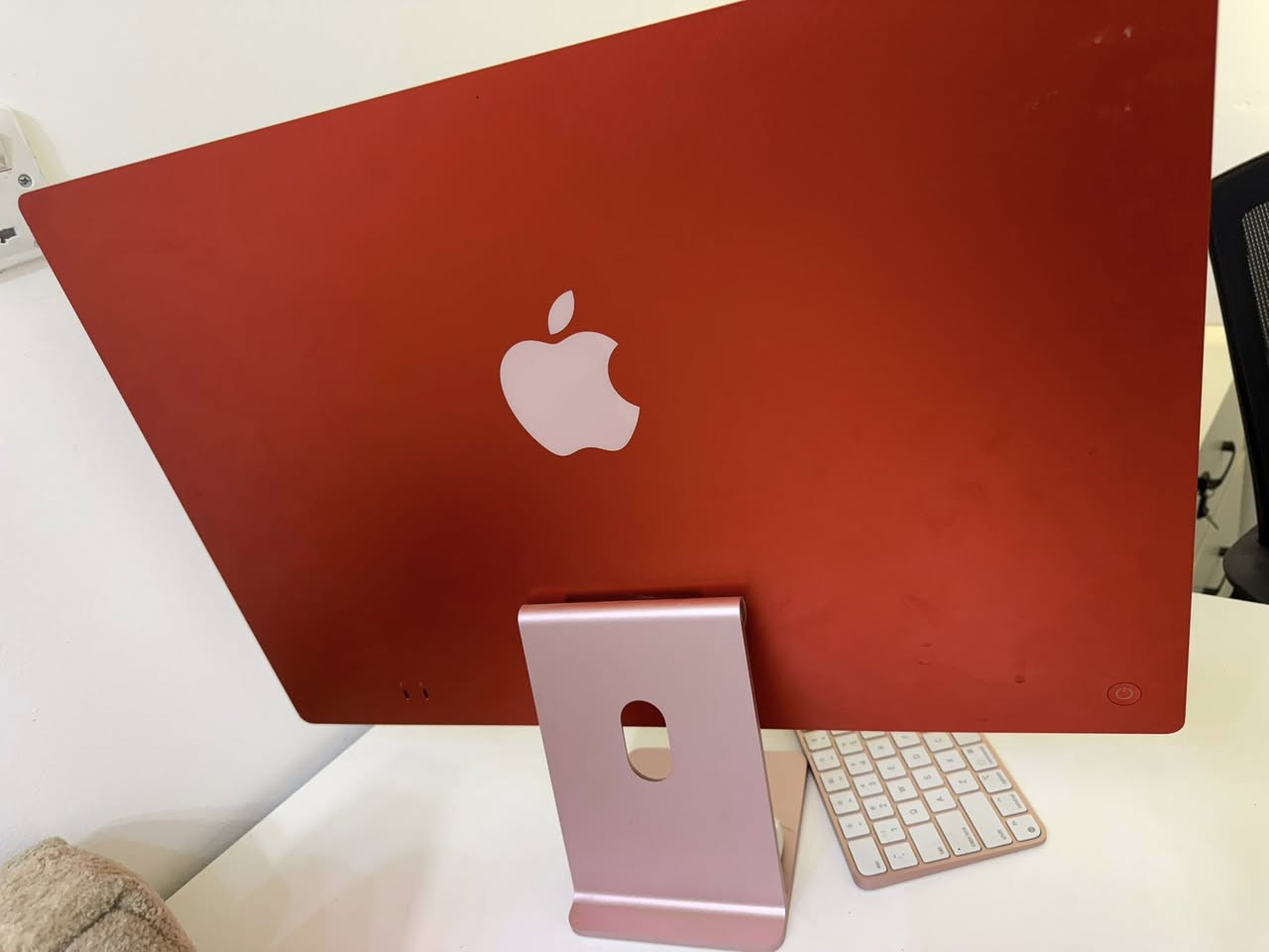 لعشاق الأناقة والأداء العالي، جهاز iMac بمقاس 24 بوصة باللون الوردي المتميز (Pink) بكامل ملحقاته الأصلية المتناسقة، وبحالة ممتازة جداً (شبه جديد). الجهاز مثالي للمصممين، صناع المحتوى، وأصحاب العيادات والشركات الذين يبحثون عن لمسة جمالية فاخرة ومودرن لمكاتبهم.
✨ أبرز المواصفات والميزات:
• الشاشة: شاشة Retina مذهلة بدقة 4.5K بألوان فائقة الوضوح والواقعية (P3)، مثالية للتعديل ومتابعة المحتوى بدقة متناهية.
• المعالج: مدعوم بمعالج Apple Silicon الفائق والذكي، الذي يمنحك سرعة استجابة مذهلة وأداء سلس جداً مع البرامج بدون أي تعليق أو حرارة.
• الكاميرا: كاميرا FaceTime HD بدقة 1080p تمنحك جودة احترافية في الاجتماعات ومكالمات الفيديو.
• الصوت: نظام صوتي سينمائي ضخم مكون من 6 مكبرات صوت يدعم الصوت المحيطي (Spatial Audio).
• الملحقات الأصلية (بنفس اللون):
• لوحة المفاتيح الذكية (Magic Keyboard).
• الفأرة اللاسلكية (Magic Mouse).
• كابل الطاقة والمحول الأصلي.


**إذا كنت صاحب هذا الإعلان وتريد حذفه لأي سبب، رجاءا أرسل رسالة إلى الدعم الفني**