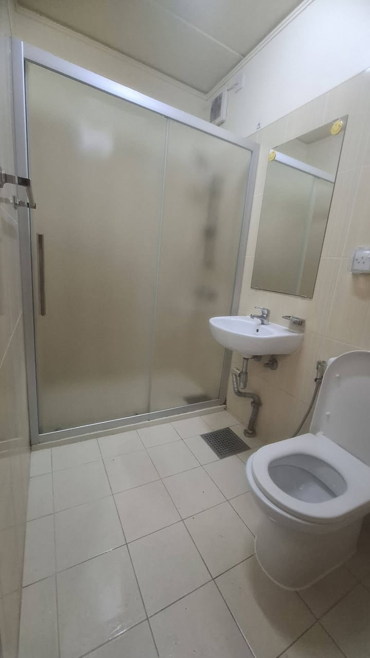 شقه ارضي للايجار نظيفة  كله نصف اثاث تقريبا مطبخ كامل مع سبالت مع ستائر مع تغليف السعر ٦٠٠ الف ايجاره  قفل بدون معامله علما نحن أصحاب الشقه وبدون دلاليه رجاءا رحاء الي يريد يأجر يتصل ***********وات ساب هم متوفر
