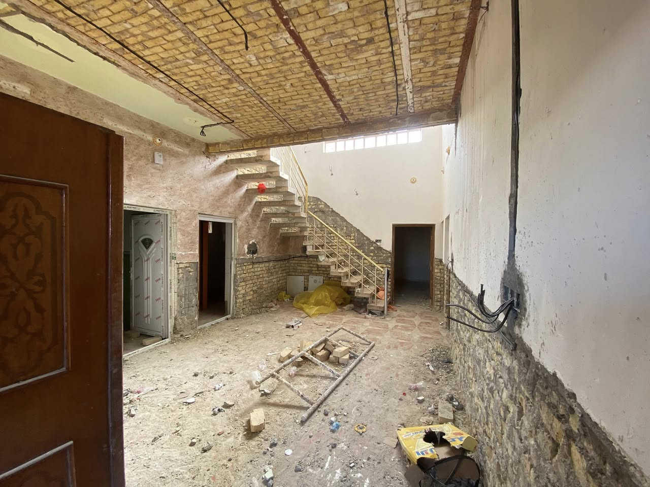 دار للبيع. مساحه 250 منطقه حي الربيع.  علا شارع 15 طابقين مقابيل منطقه خضراء   ***********
الدار في وضعيه الترميم
