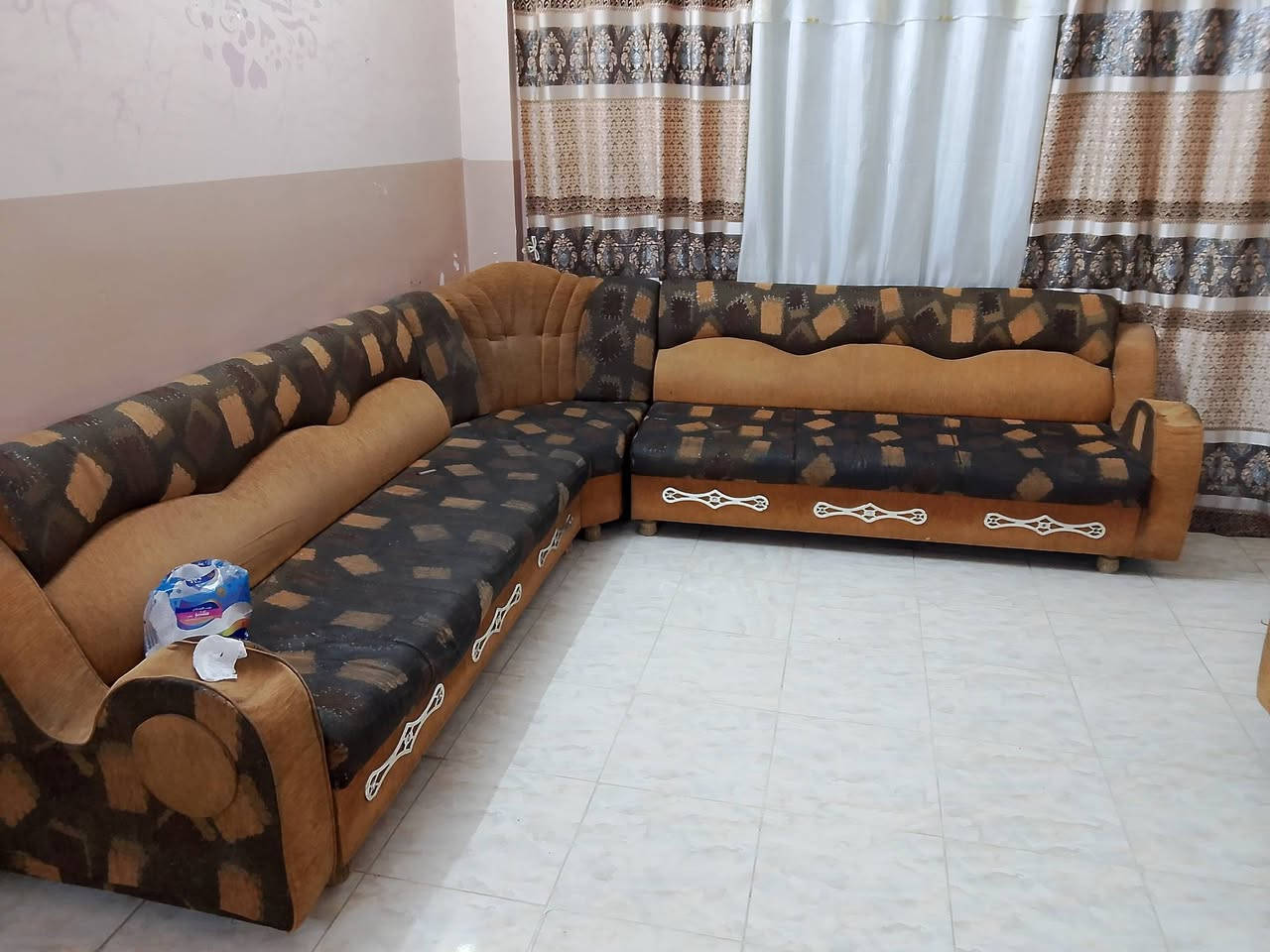 ديوان 14 متر خشب عراقي 
السعر 225 الف و بي مجال قليل 
***********
