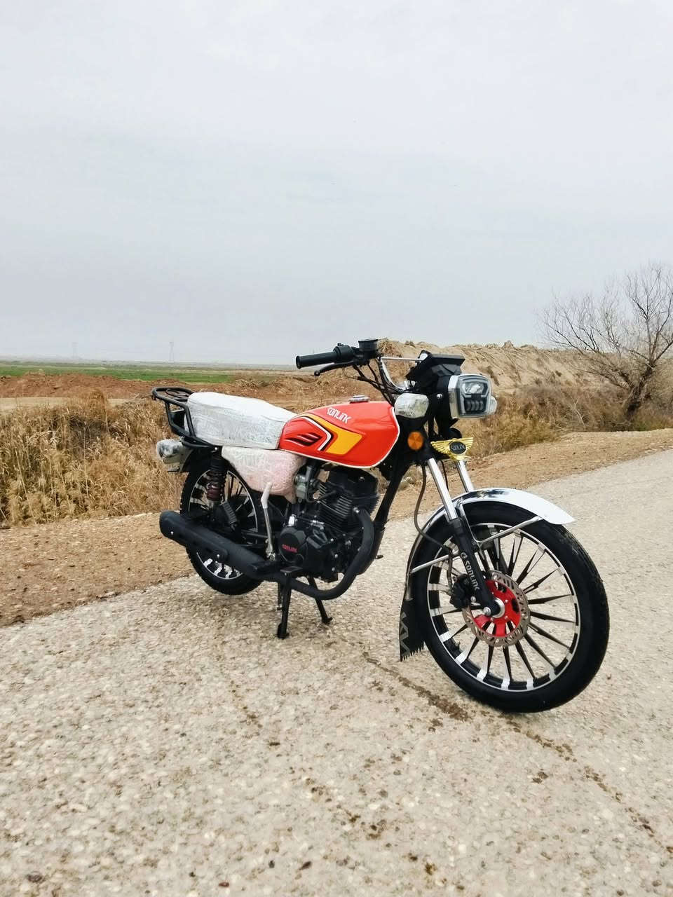 سلام عليكم دراجه سيفان ضاقطه وزنجيل 25 كفاله عامه دراجة جديدة وضع شركه اوراق بغداد  كهربايات كله شغاله مكان واسط العزيزيه السعر اتصل ودلل ***********
