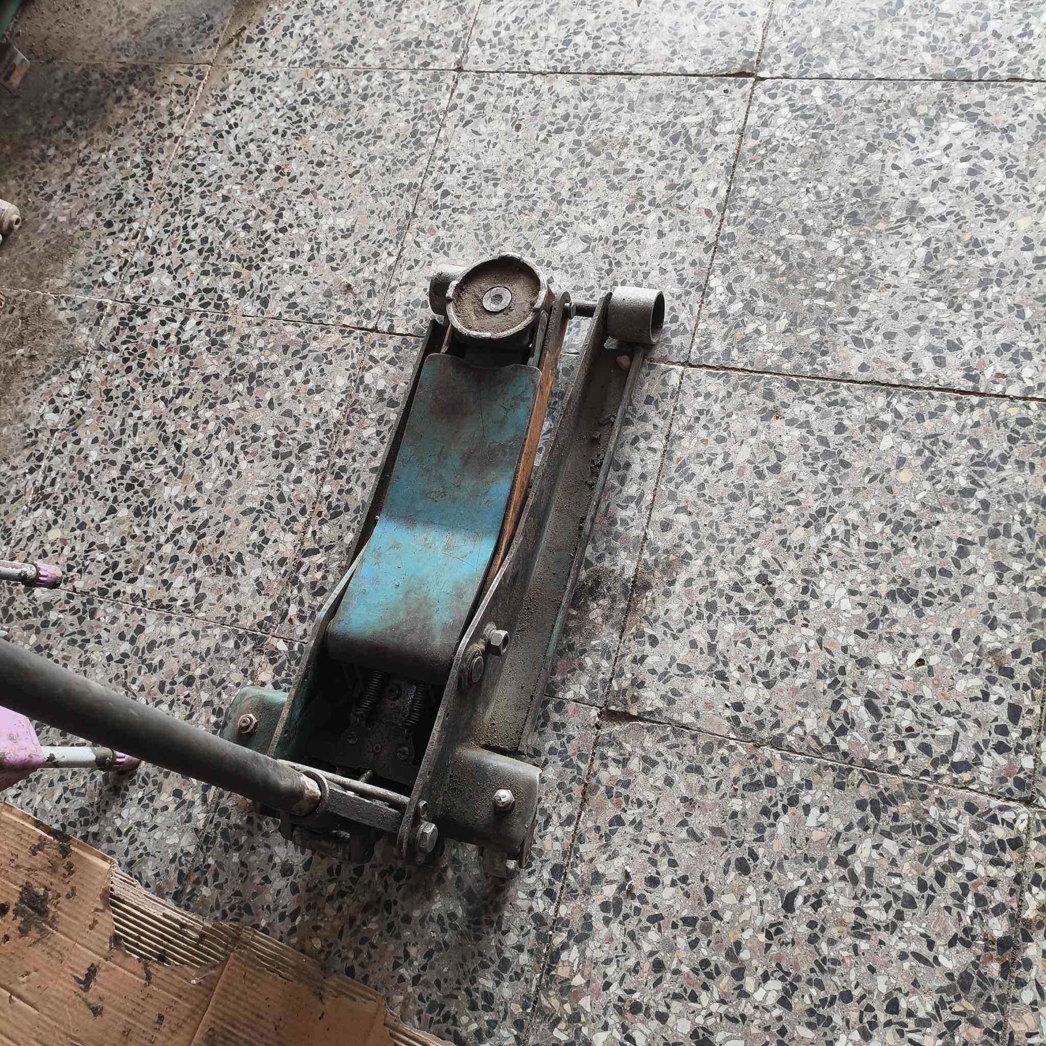 السلام عليكم كمبريسر نضيف  وجاهز مع دريلات ٢مع جك ٤طن المكان كربلاء السعر الكلي ٦٥٠
الهاتف ***********
