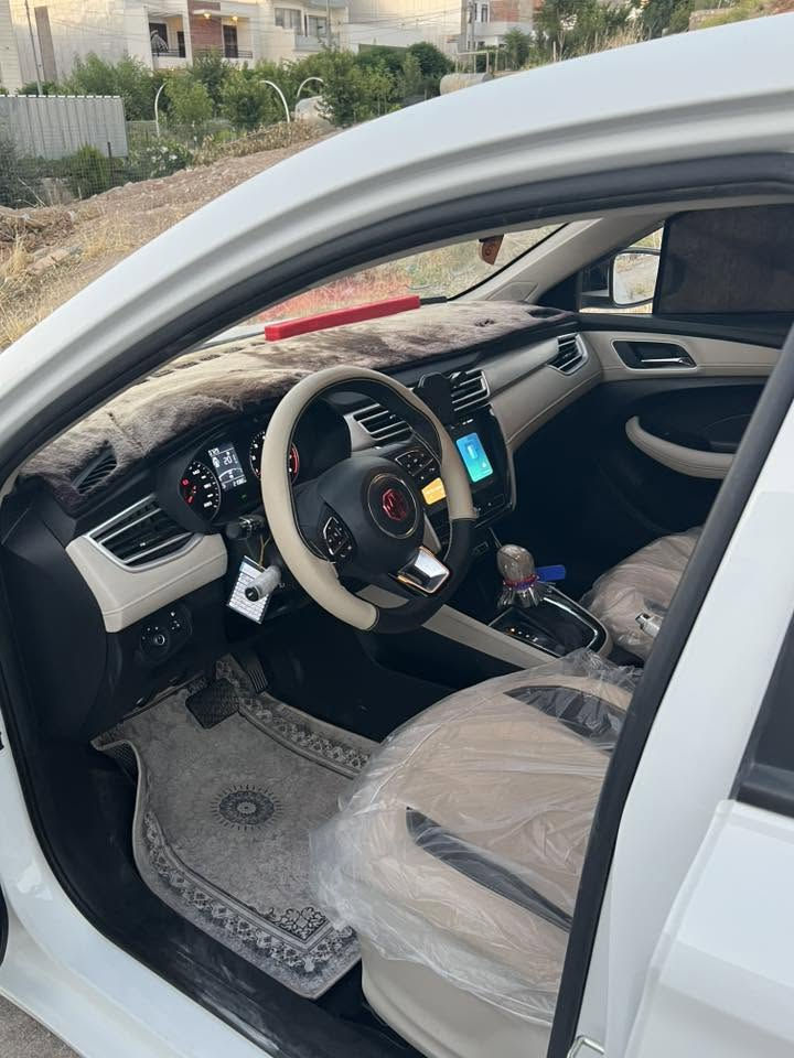 🚗 بۆ فرۆشتن: ئێم جی 5 (MG 5) مۆدێل 2025 🚗
🔹 مۆدێل: 2025
🔹 مواصەفات: ستاندارد پڵەس (Standard Plus)
🔹 ڕۆیشتن: تەنها 21,000 کیلۆمەتر ڕۆیشتووە.
🔹 دۆخی سەیارەکە: زۆر خاوێنە، هیچی پێوە نییە و بەشەرتە (بێ بۆیاخ و بێ سارد).

✨ جوانکاری و زیادکراوەکان:
سەیارەکە کامل جوانکاری بۆ کراوە و زۆر تایبەتە:
✔️ لایتی پێشەوەی گۆڕدراوە بۆ زینۆنی سپی (خۆی لە شەریکە زەردە، من سپیم بۆ بەستووە).
✔️ باڵی دواوە (سپۆیلەر)ی بۆ دانراوە و شێوەیەکی زۆر جوانی پێداوە.
✔️ بڵندگۆ (موکەبەرە) بۆ هەردوو دەرگای دواوەی دانراوە.
✔️ وایەری ئەمپلیفایەر (ئێمپیفایەر) بە تەواوی ڕاکێشراوە و ئامادەیە بۆ سیستەمی دەنگی.
✔️ گاعی (فەرشی) شەریکەی خۆی ماوە و زۆر خاوێنە.

⚙️ زانیاری زیاتر:

زەمانی شەریکەی لەگەڵدایە و ماویەتی.

سەیارەکە یەک دینار مەسرەفی نییە و بە تەواوی بێ کێشەیە، تەنها سواری بە و لێیخوڕە.

💵 نرخ: 109 گەڵا (10,900$) و مەعامەلەیەکی کەمی تێدایە.
📞 ژمارەی تەلەفۆن: [***********]
📍 شوێن: [شویین سلێمانی ]
