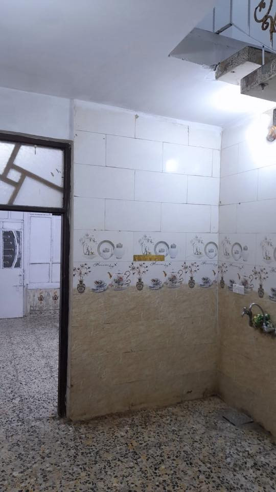 دار للبيع بناء مسلح مساحة ٤٥ متر، يحتوي على صالة ومطبخ وغرفة وصحيات بالطابق الأرضي، وغرفة وبلكون وسطح في الطابق ثاني، الموقع الحرية الثانية محلة ٤٢٨  فرع بيت مرزا القطاع الثاني قرب "قهوة الكادحين" السعر ٩٠ وبي مجال للشراي علمًا اني صاحب الدار للاستفسار ***********
