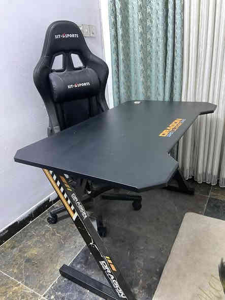 ميز وكرسي كيمنك الميز نضيف طولة 120 عرضة 60 وكرسي نضيف بس الجلد مال كعدة شوية تعبان بس الإسفنج كلشي مابي ثنينهن 150 بيهن مجال مكاني بغداد رقم ***********
