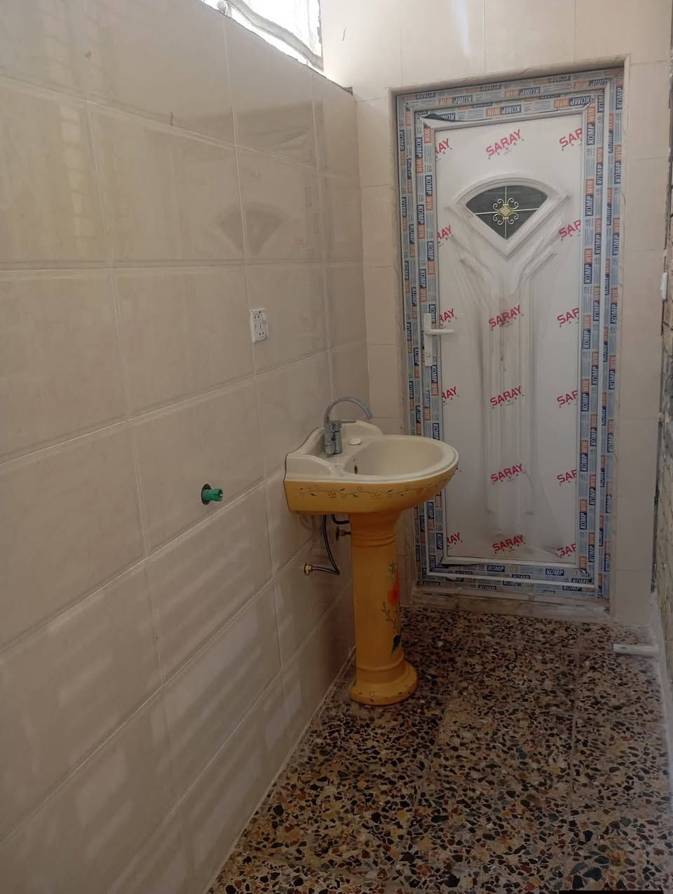 السلام عليكم
نصف قطعه اماميه 72 متر للبيع قطاع 28 طابق واحد ونصف بناء 2025 تحوي على غرفه واستقبال تواليت خارجي وحمام تركي داخلي ومطبخ حار بارد والطابق الثاني فقط غرفه وحمام غير كامله وسطح غير متواجد في الفيسبوك للاستفسار:-***********
