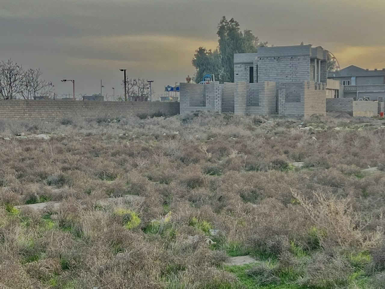 السلام عليكم بيت هيكل للبيع بالخصم قريب على مدينه حمد النامس البيت مساحت البناء ١٦٠متر 
مكون من غرفتين نوم وربعه وصاله ومطبخ وحمام مساحه الارض375متر  كهرباء ماء واصلو بس تبليط بعدو ما واصلو الرض زراعيه  
لتفاصيل اتصل ***********
