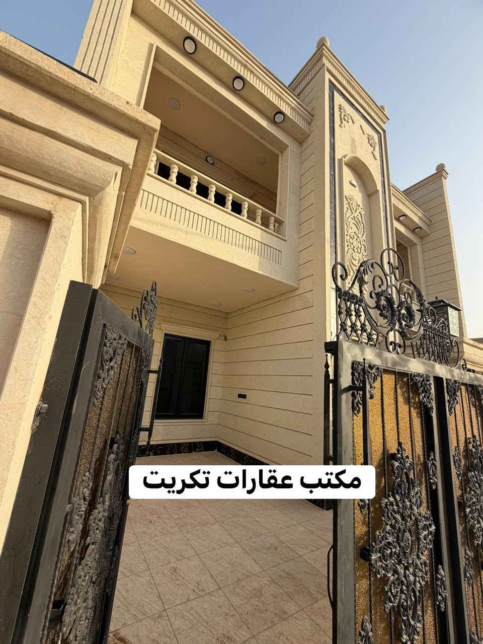 بسم الله ماشاءالله 
دار سكني للبيع الديوم التصنيع 200 متر 
شارع 20 متر بضهر شارع 60 
بناء زيرو فوول مواصفات سحب مغربي حجر اخضر متكون من صاله استقبال مطبخ حار وبارد غرف نوم عدد5 صحيات 3 
السعر وباقي التفاصيل اتصال ع رقم ***********
