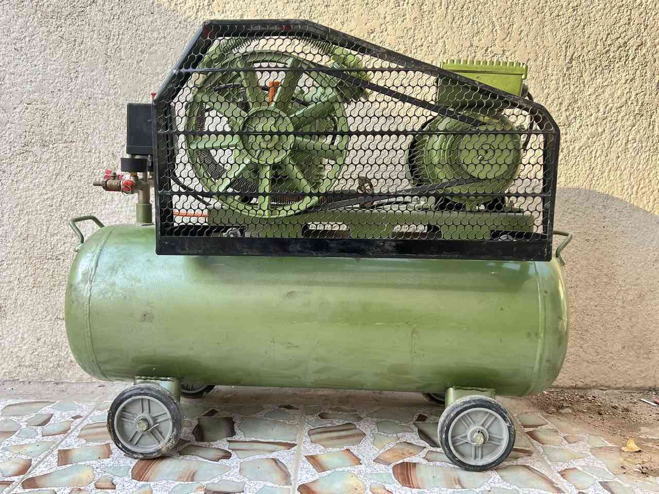 كمبريسر.  100 لتر. ايطالي
مستعمل سبوع واحد 

المكان:بصره زبير

رقم:*********** 
سعر:250
