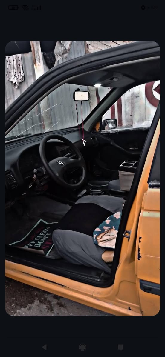 السلام عليكم  سياره بيجو روه محور لوته ماتيك ونجي السياره محرك وكير جدد السياره جلنت تشتغل سابقن ولسياره واكفه بلباب رايدلهه فيتر مثل ما موضحه بلصور  السياره بدون راعي السياره  فقط ماندل راعيهه والساره عندي فقط سنويه ستنساخ السعر 5ورقات لستفسار علا هاذا الرقم***********👇🏻🤍
