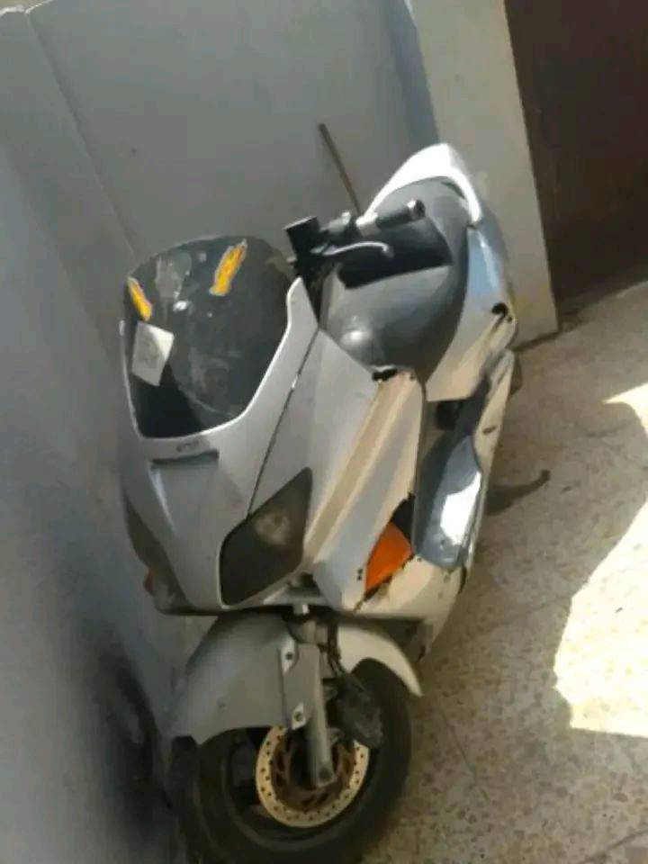 سلامو عليكم فورزه 06 للبيع طفت فجه وتركتها ابيع عل هل حطه كوم حديد
لتخابرني دكلي شبيها بايعلك كوم حديد
ارواق مابيها كفراتها موجوده باتري وكتف وملف شحن شادهن جدد اتفيدك الدراجه قيم بل يرضي الله وتعال وشكرن 