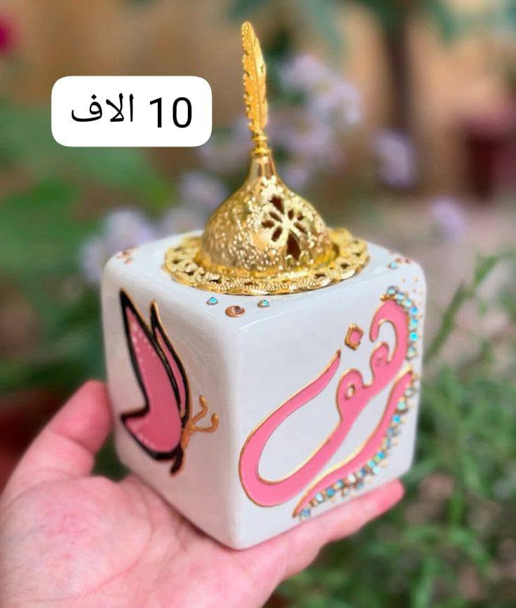 السلام عليكم 
💎 نقدم لكم نقش الأسماء على الكلاصات، المباخر، ومشط ومرآيه بلمسات يدوية أنيقة وتصاميم راقية، حسب طلبكم✨
هدية مميزة تبقى ذكرى جميلة لكل مناسبة. 🎁🌸
للحجز والاستفسار، راسلونا على الخاص. 💌
او الاتصال . ***********
