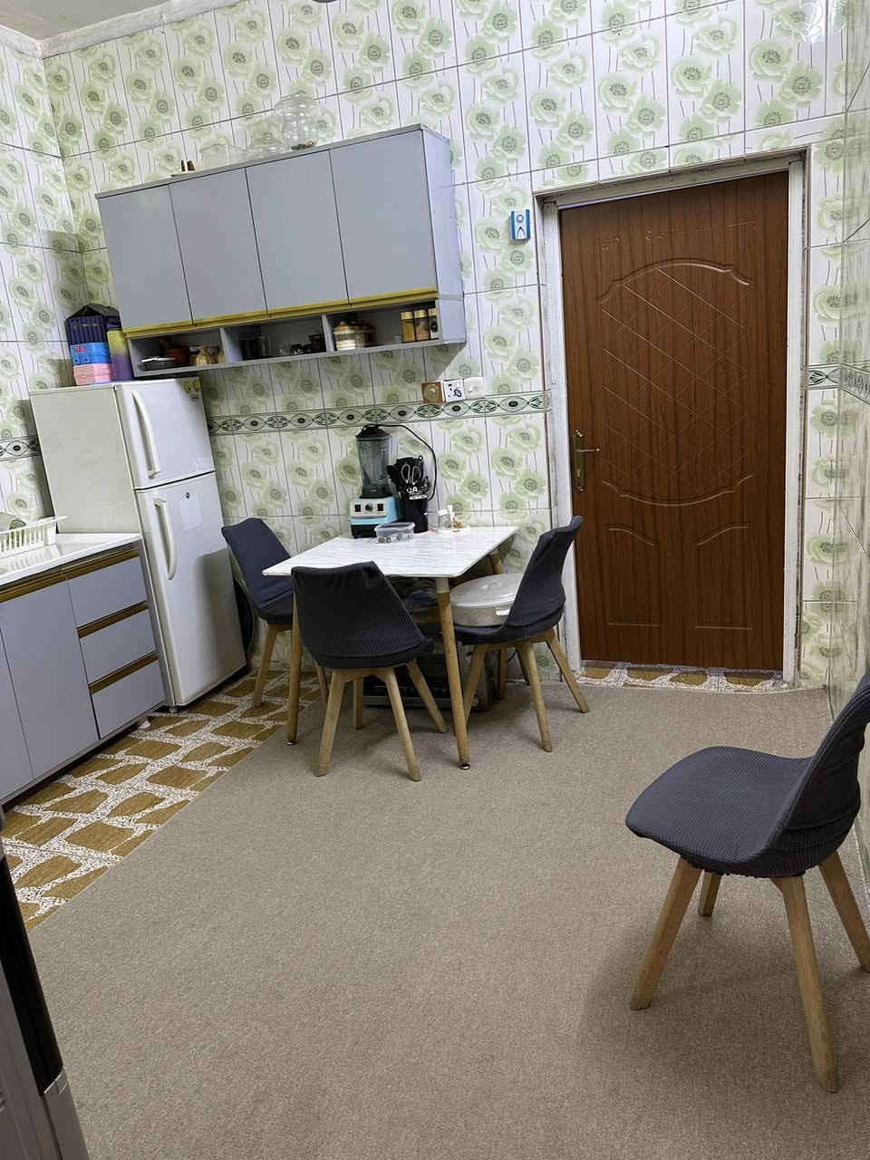 للبيع ١٠٠ متر ب٤٠٠٠ قرب جامع الصادق *********** اتصال 
سعر ٨٥ وبي مجال بسيط
