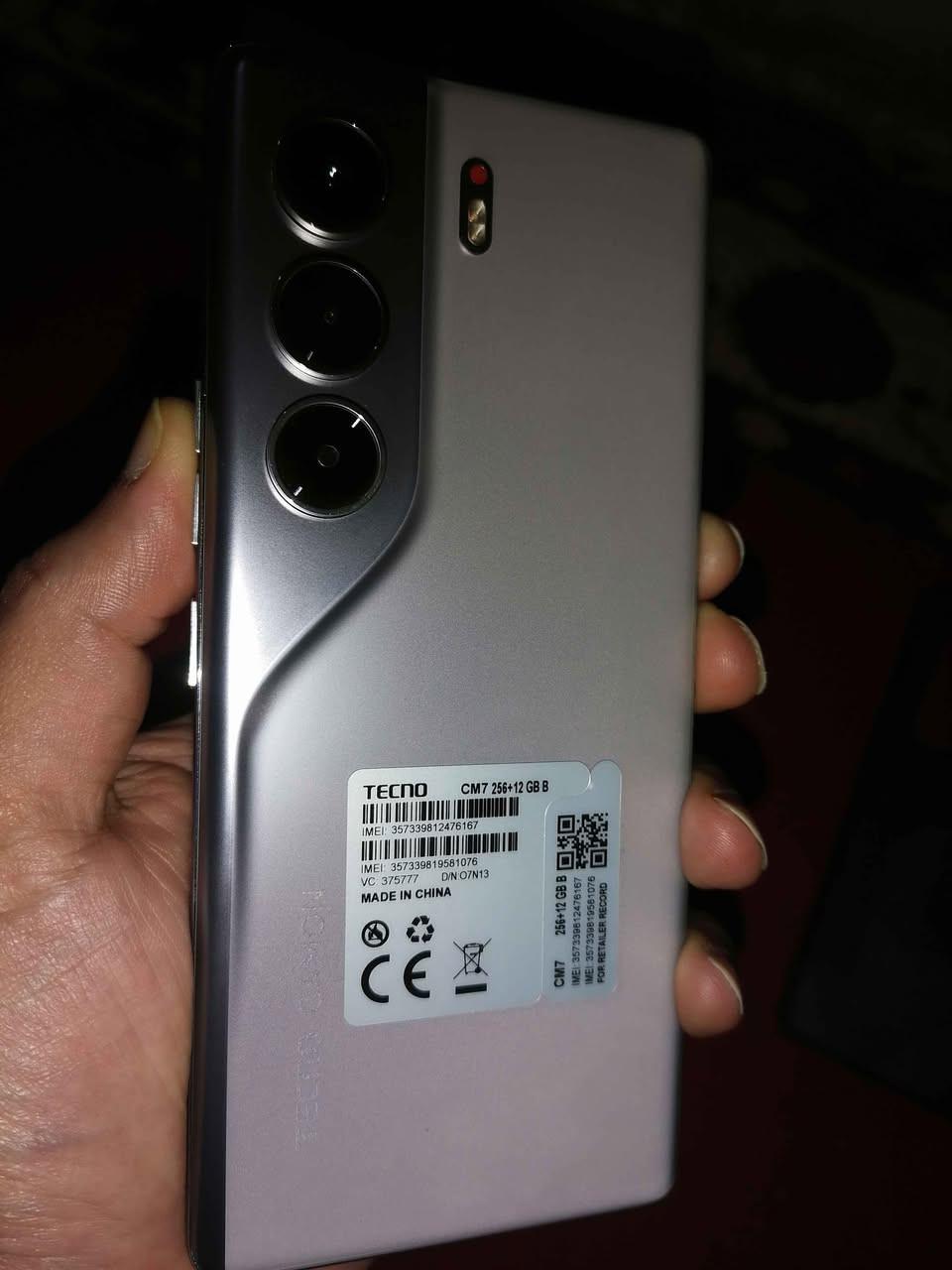 ⚪جهاز مستخدم يوم واحد  
 
  المواصفات الرئيسية  
 
  1.  الشاشة:  
    يتميز الجهاز بشاشة AMOLED بحجم 6.78 بوصة.   
    تأتي بدقة 2436 × 1080 بكسل، مما يوفر تجربة مشاهدة غامرة وسلسة.   
    تدعم معدل تحديث يبلغ 144Hz وسطوع مذهل، مع حماية Gorilla Glass 7i لتجربة مشاهدة واضحة ومريحة.   
 
  2.  الأداء والمعالج:  
    يعمل الهاتف بمعالج MediaTek Dimensity 7300 بتقنية 4 نانومتر.   
    يحتوي على معالج ثماني النواة بترتيب 4×2.5 GHz Cortex‑A78 و 4×2.0 GHz Cortex‑A55.   
    معالج الرسوميات هو Mali‑G615 MC2.
 
  3.  الذاكرة والتخزين:  
    يأتي بذاكرة وصول عشوائي (RAM) بسعة 12 جيجا مع دعم لـ 12 جيجابايت رام افتراضية.   
    تبلغ سعة التخزين الداخلية 256 جيجابايت
 
  4.  البطارية : 5200 

  5. الكاميرات : ثلاث كاميرات (  50mp +50mp + 8 mp ) ب حساس من سوني sony

  6.  الألوان: sandy titanium بغداد, العراق


**إذا كنت صاحب هذا الإعلان وتريد حذفه لأي سبب، رجاءا أرسل رسالة إلى الدعم الفني**