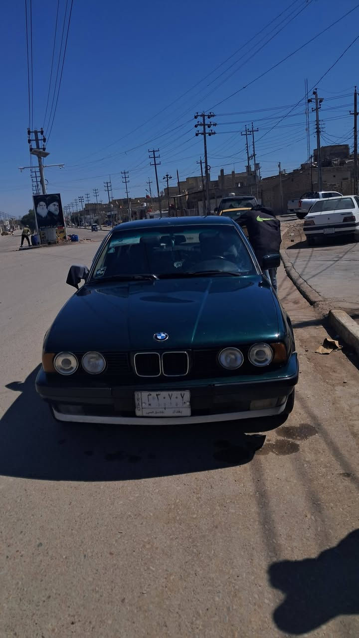سلام عليكم
بيئم ٥٢٠ اصل بيته وسنويه كير عادي مكينه مسكر 
سياره جاهزه منضومت تبريد جديد
تخم تاير تخم حداديه كلهن جدد
مديل 93 
مكان ميسان العماره ارقم ***********
