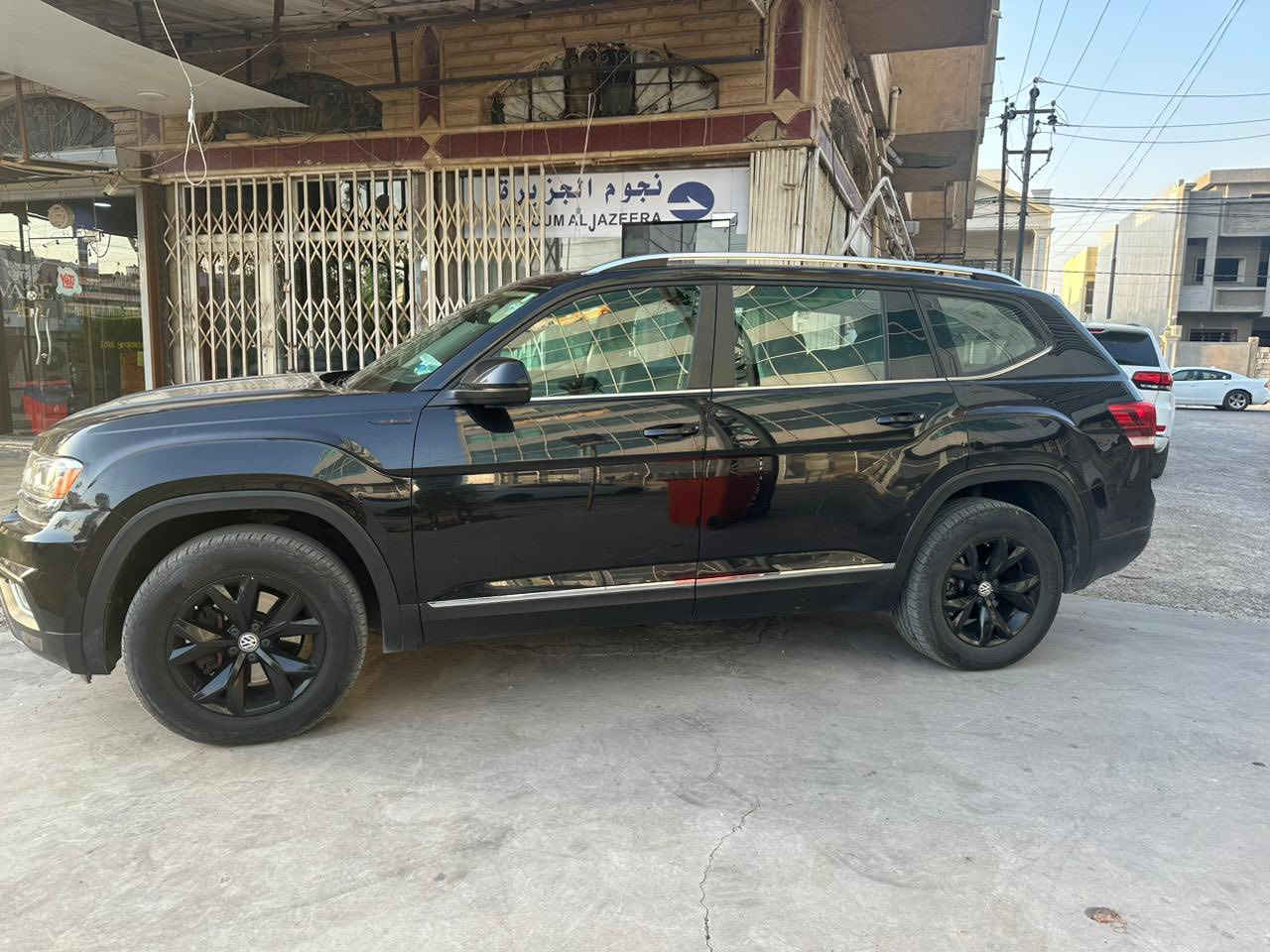 السلام عليكم
فولكس واكن اطلس (SEL) فول مواصفات 2018 
 محرك 6 سلندر
 7 راكب 
لون اسود
ماشية 116 الف ميل
سيارة بيها صندوق خلفي
 سيارة كلش جديدة ومناقصها شي 
تخم تاير جديد.
‏‎مواصفاتها
بانوراما 
بردات 
بصمة ابواب اربعة
جنطة كهرباء  
كشنات كهرباء 
كشنات جلد 
سايد بريك بصمة 
تدفئة بالكشنات 
رادار امامي 
تحديد مسار 
لد امامي
تبريد ثلاث قطع 
شاشة 
لايت زنون 
كامرة خلفية
‏‎تحكم استيرن 
‏‎ويل كب
‏‎جام اتو
وبيها مواصفات اخرى
‏ABS مانع انزلاق
‏‎السيارة  بسمي تحويل ثاني يوم مضمون 100/100
  السعر 225  وبيه مجال مكانها الموصل
 للاتصال_______***********
