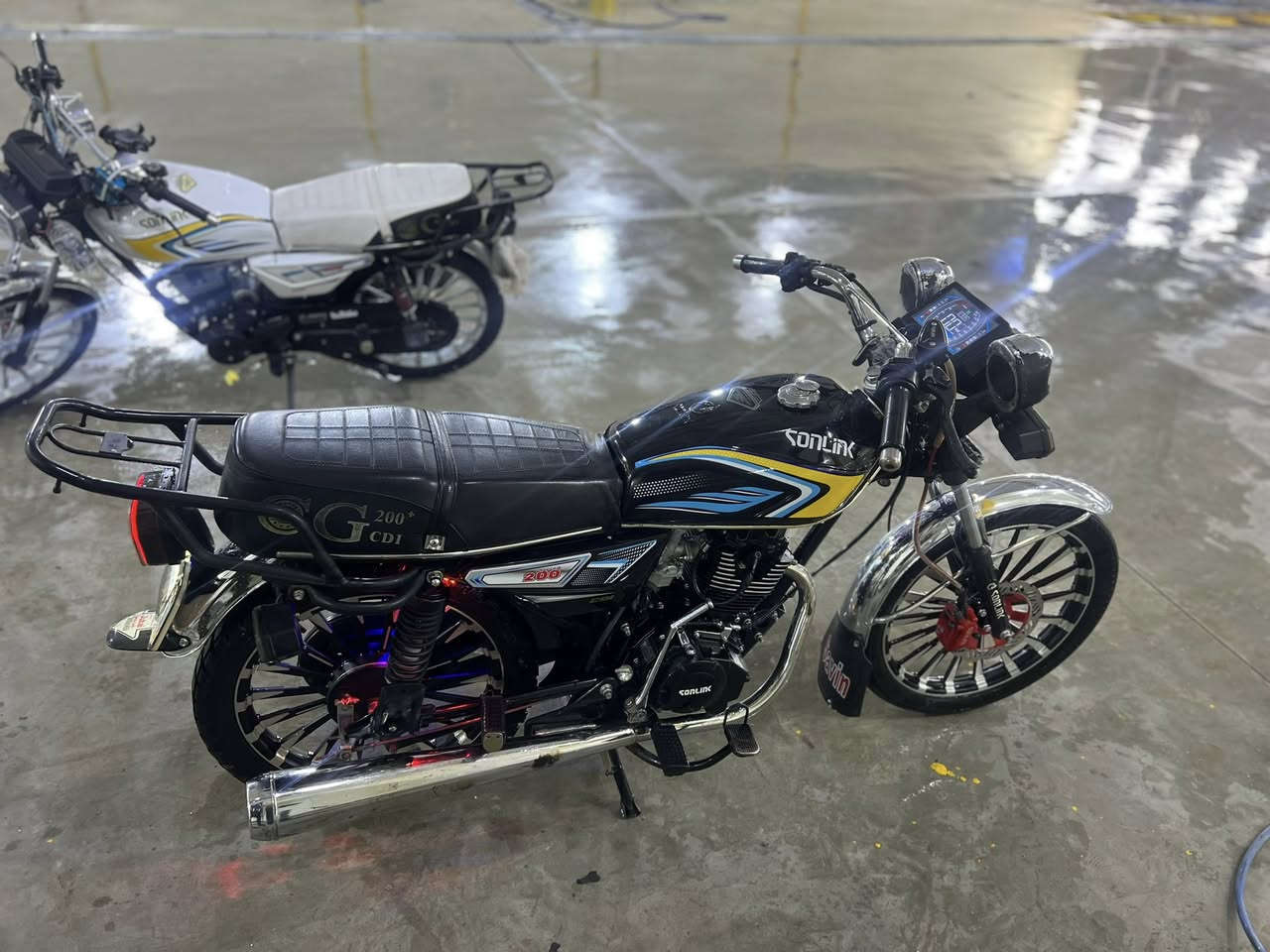 سلام عليكم
سيفان موديل 25 كفاله عامه 
محرك 200c
أوراق كامله 
مكان ديالى كنعان 
شراي يتصل ***********
سعر 750
