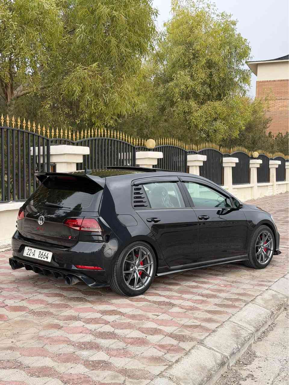 سلام عليكم گولف ٢٠١٩. رةقةم و سنوى نويية بة ناوى خومة فول فولة شاشة گةورةو سلايتة سةيارةكة ٢ پارجةى هةية ايرباگ سيستةمة 
گير و مكينة بة شةرت سيارةكة ٤ تايةى نويي لةسةرة 
***********
*********** أربيل, العراق
