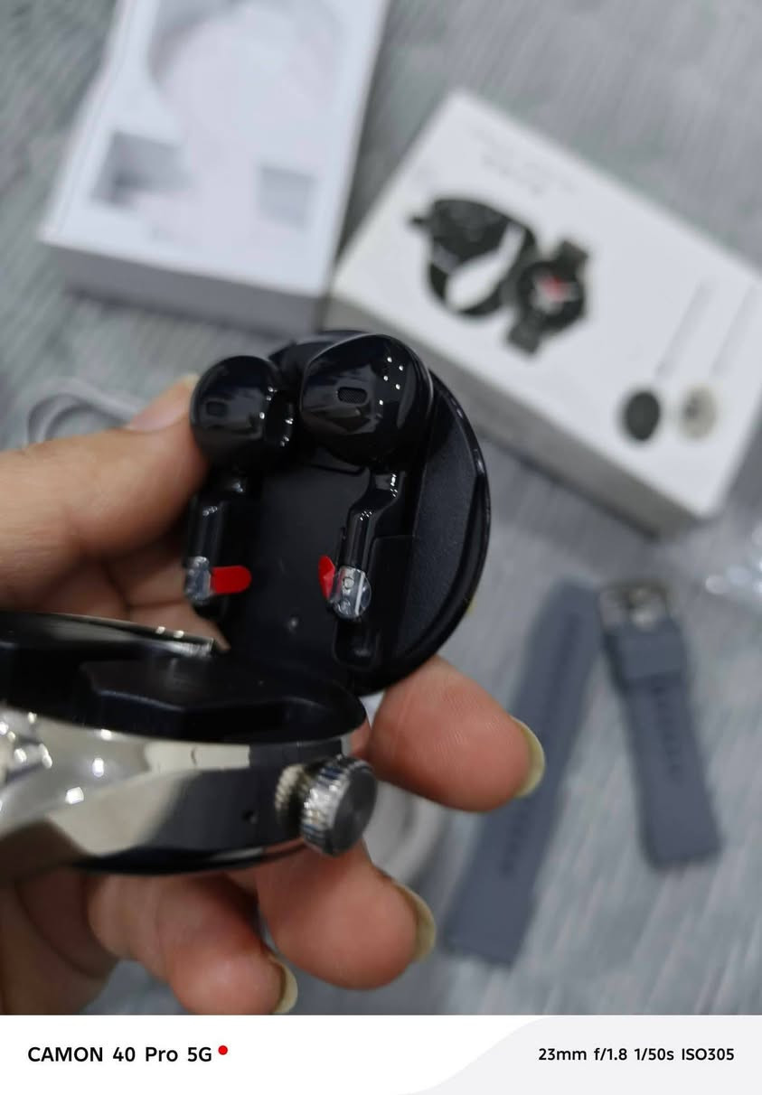 الساعة الذكية هي عبارة عن جهاز 2 في 1 يدمج الساعة مع سماعات أذن لاسلكية، وتتميز بالمواصفات التالية: 
سماعات مدمجة: تحتوي على سماعات أذن Bluetooth مدمجة داخل هيكل الساعة.
مراقبة صحية: تتضمن وظائف لمراقبة معدل ضربات القلب، ضغط الدم، ومستويات أكسجين الدم.
تقنية الاتصال: تدعم تقنية NFC للمدفوعات اللاتلامسية ووظائف مكالمات Bluetooth.
مقاومة الماء: مصنفة بمقاومة للماء بتصنيف IP67.
توافق النظام: تعمل مع أنظمة أندرويد.


**إذا كنت صاحب هذا الإعلان وتريد حذفه لأي سبب، رجاءا أرسل رسالة إلى الدعم الفني**