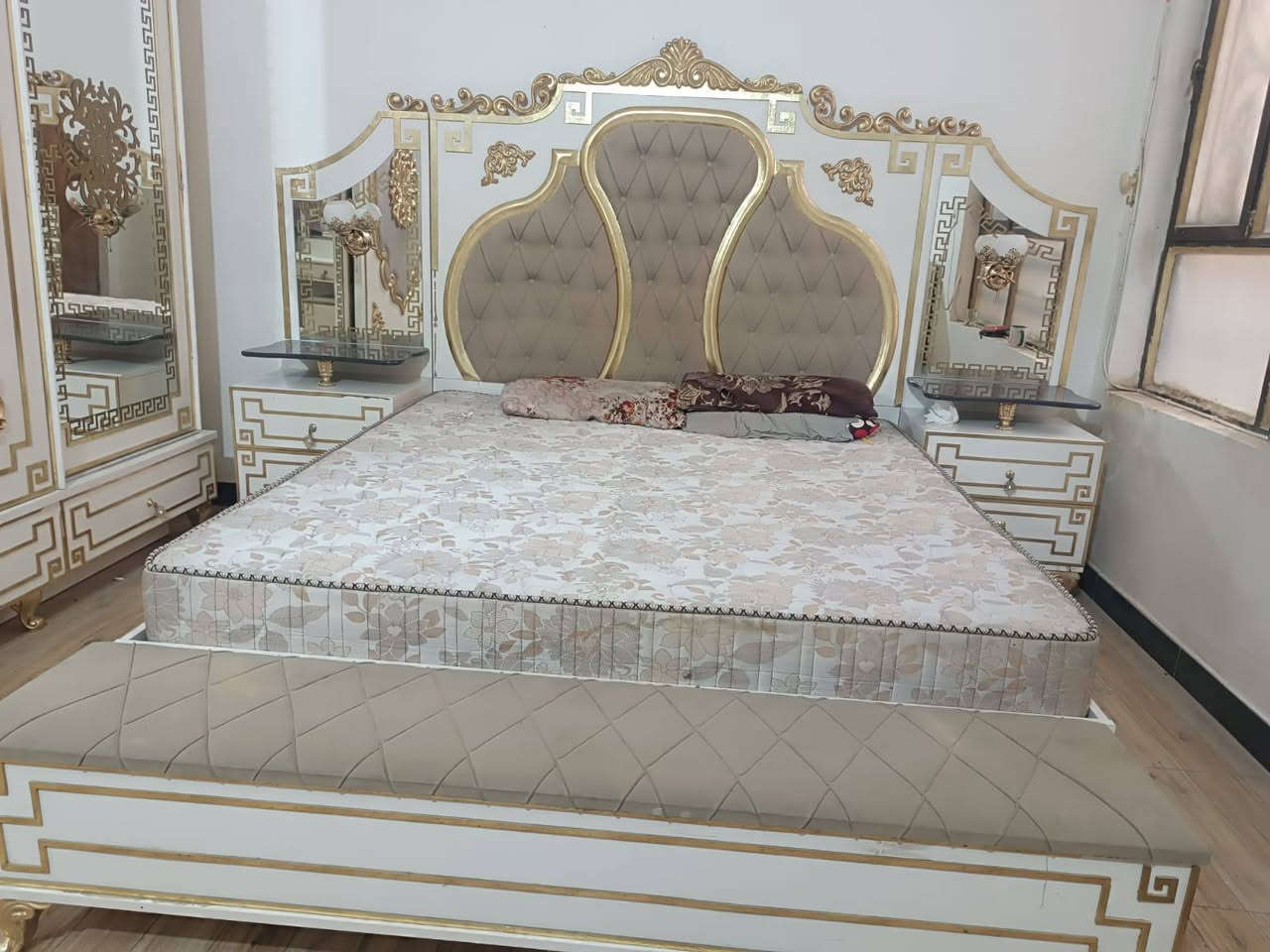 السلام عليكم ورحمة الله وبركاته
غرفه نوم  للبيع السعر 850الف وبيه مجال العنوان كربلاء طريق الحر غير متواجد على إلفيس اتصال على الرقم ***********
