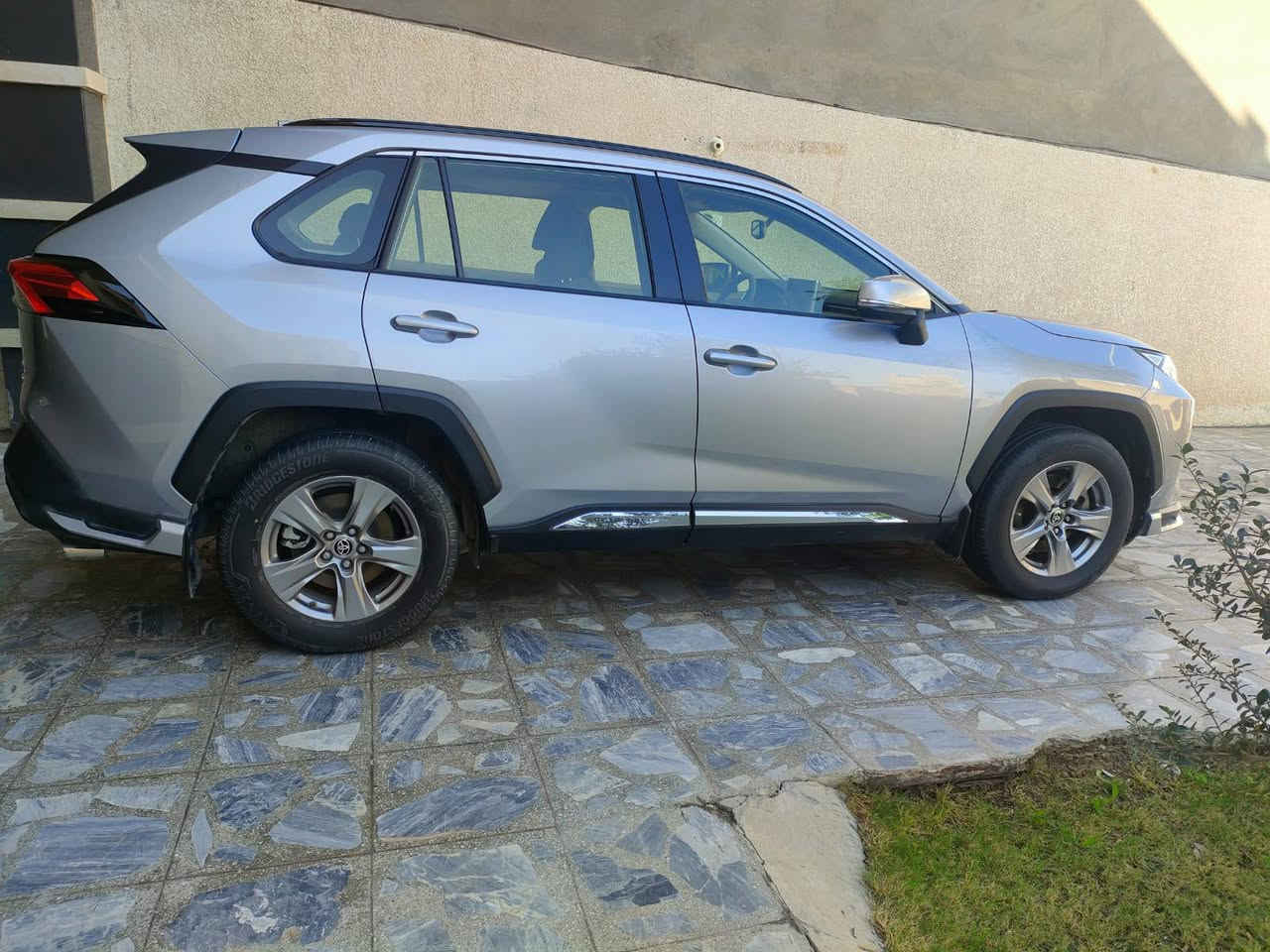 السلام عليكم راف فور 2023 ساز
ماشيه 45الف رقمه بغداد سعره 268 ورقه
بيه رصعه بالباب الي خلف السائق
للاستفسار ***********
