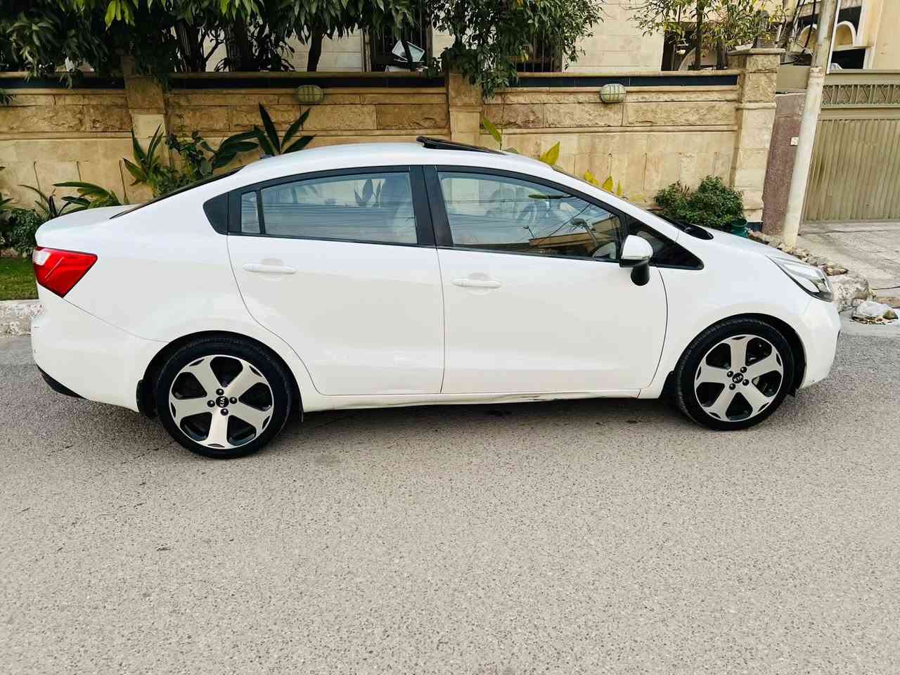 سلام عليكم البيع كيا ريو 2014 مكفولة
السيارة فول مواصفات 
فتحة سقف 

فول تحكم ستيرن 

داخل لونين مرغوب 

محرك 1600 قطرتين 

اشاير بالمري 

مري شفط 

ماشية 57 km حقيقي 

السيارة شرط احلة من الصور بهواي وكلش جديدة مال بيت 
ماشية 57حقيقي يعني مماشية هواي 
السيارة رقم سليمانية الدولي 

السعر 102$ وبي مجال 
مكاني بغداد الغزالية 

الاتصال ***********
0️⃣7️⃣8️⃣7️⃣4️⃣2️⃣9️⃣3️⃣6️⃣9️⃣5️⃣
