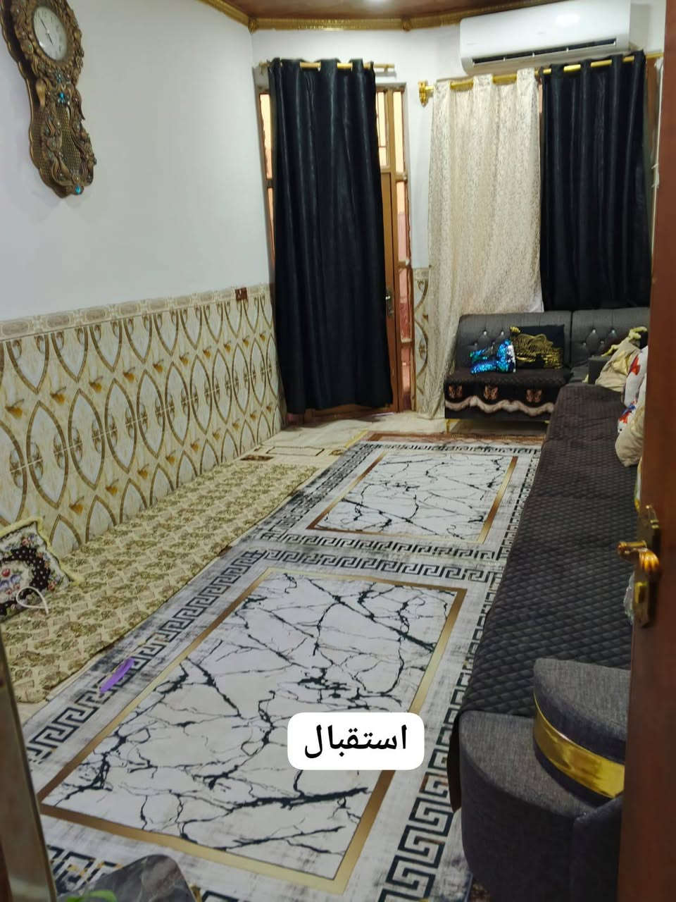 عيوني بيت فى حي الجامعه خلف شارع خمسين.مساحه ١٢٥.قاطين بناء حلو وحديث بورسلين ارضيه وجدران سيراميك.مطبخ حار وبارد واستقبال وصاله وغرفه وحمام.ومنور وحمام.قاط ثاني غرفتين  ومطبخ.وحمامين.وسطحين. نزال ٢٠واجهه ٦وربع شغل جناي بناء الطابق الاول سنة ٢٠١٨ والطابق الثاني ٢٠٢٢ كل هلجماليه  والتفاصيل بسعر فقط ١٢٠مليون الاتصال ***********
