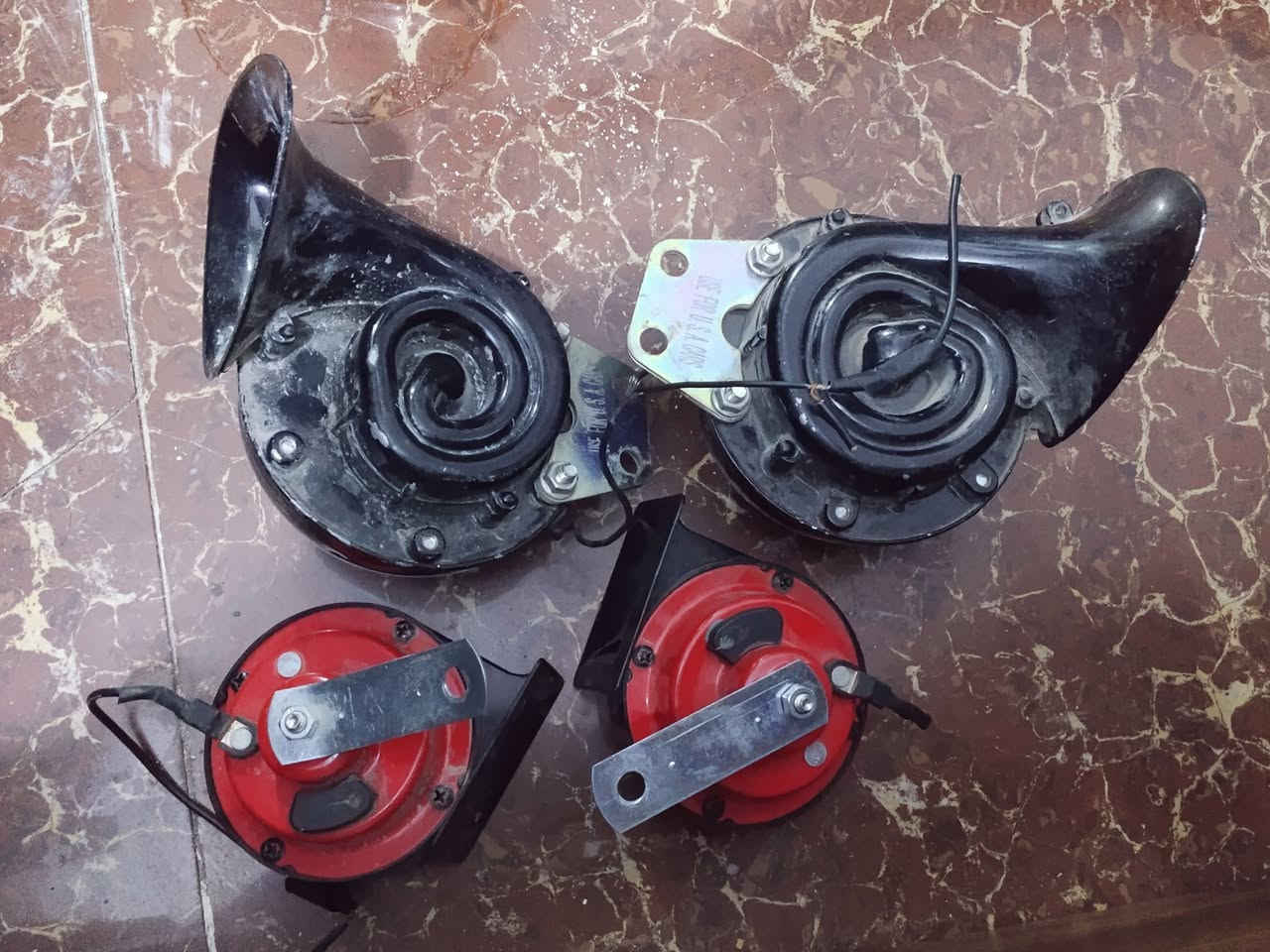 هورنات يوكن ملكيات اصليات الصوت كما موضح بالفيديو للبيع مكانهن بغداد 
***********
