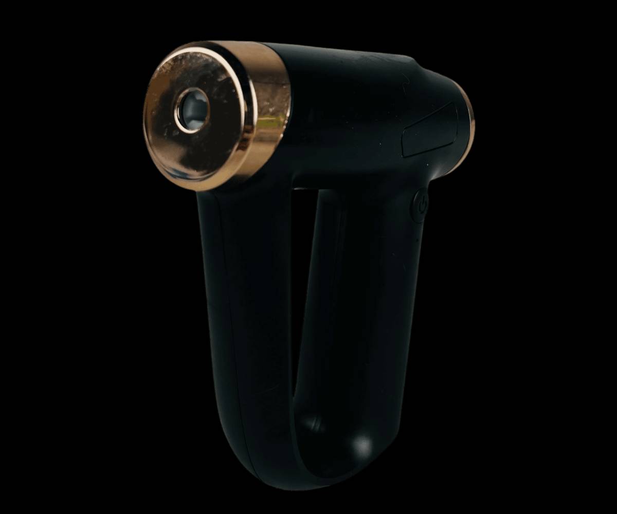 خلاط يدوي أنيق وعصري، يمتاز بتصميم أسود مع لمسات ذهبية. مصنوع من مواد عالية الجودة لضمان المتانة والكفاءة، ويساعد في تحضير الخلطات بسلاسة وسرعة.