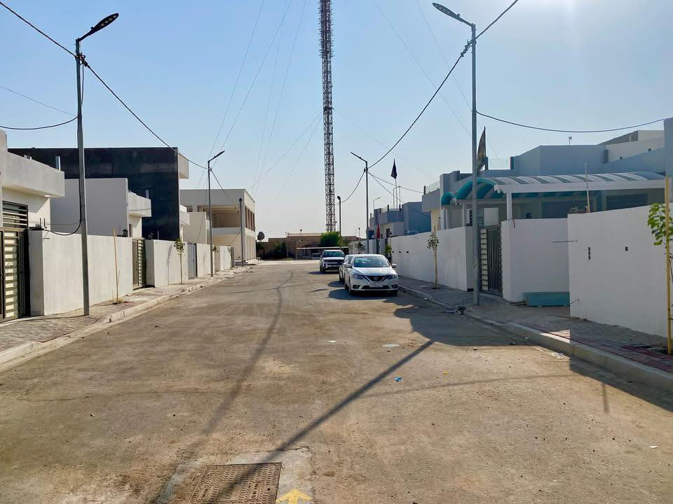 #إعلان رقم (212)

 // دار للبيع مجمع درة المثنى //

 #التفاصيل

دار للبيع مجمع درة المثنى في قلب مدينة  السماوة قرب مصرف الزراعي و دائرة الرعاية الاجتماعية  المجمع متكامل من كل الخدمات تبليط وأرصفة وإنارة وماء وكهرباء يقع بالقرب من حديقة المجمع بجانب الركن 

يحتوي الدور الأرضي_ غرفتين + صالة 
+ استقبال + مطبخ + صحيات داخلية وخارجية

الدور الاول يحتوي على _ 3 غرف نوم +صالة + مجموعة صحية 

المساحة_ 200 _ م 

الدار مطلوب مصرف العقاري 
المبلغ المقترض من المصرف 

 _ 115,000,000 _ مليون

 التسديد الشهري  
 _ 660 _ الف دينار

ملاحضة بناء الدار بإشراف صاحب الدار كل التشطيب ,مواصفات عالية من ارضية و سراميك بالإضافة إلى ديكورات جبسن بورد و نضام التبريد دكت 

#الاستفسار اكثر مراجعة مكتبنا او مراسلة الصفحة او الاتصال على الرقم ادناه 

#العراق _ السماوة _حي العسكري _ قرب جامع الامام علي (ع)

رقم المكتب _ *********** _ابو حسين
              

                                                  
 
              #الخارطة للاستثمار العقاري #
                         _خدمات عقارية_
