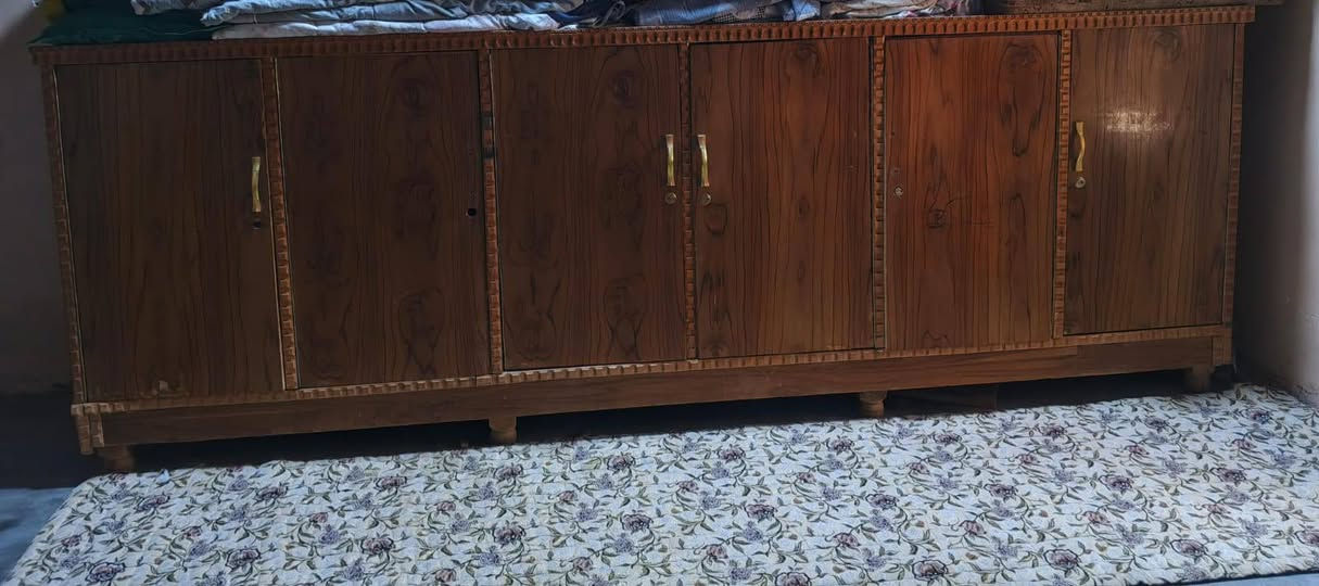 السلام عليكم/ مكلف بالنشر/ للبيع  تخت ومرايه وزاويه وبوفيه كما موضحات في الصوره السعر اتصل *********** ملاحظة الخشب صاج لاصلي
