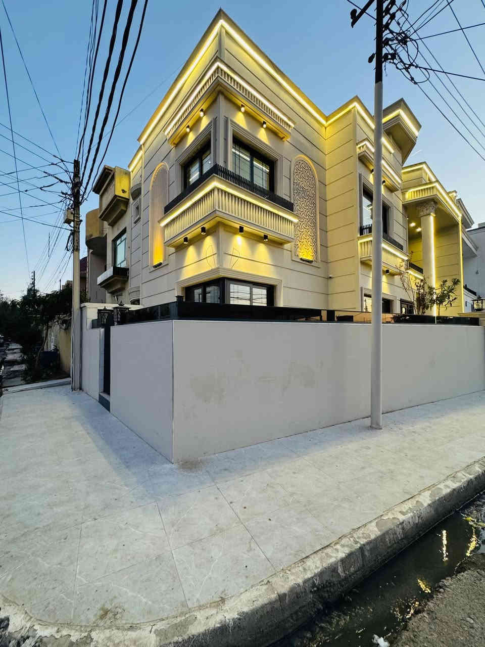 منزل للبيع في أربيل منطقة 99 زانكو 138م مربع ركن قرب شارع 100 ومطعم تودي 
يتكون:-
4غرف
أستقبال
صالة
مطبخ
مجموعة صحيات 
السعر : 12 شدا 50ورقة

فيديو البيت تواصل وياي ع واتساب
0777 436 4633
0782 127 8772
