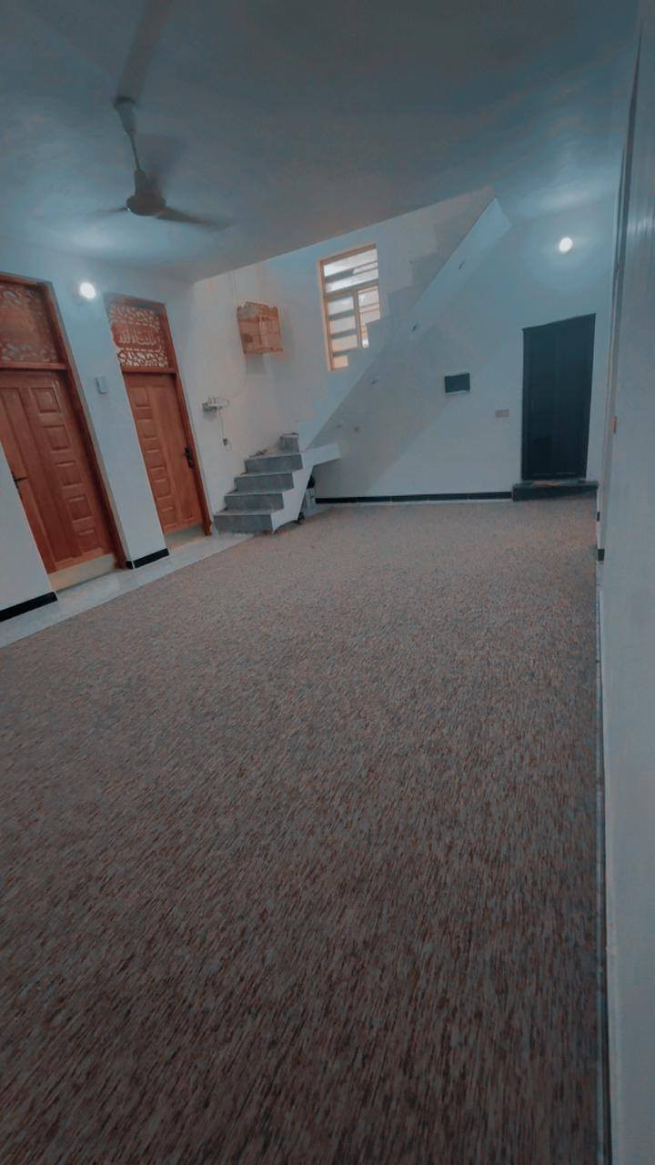 السلام عليكم عدي بيت للبيع مجاور لفتحه مال حي لكوفه ومجاور لحميديه المساحه200متر مي خطين لبيت بنا حديث كله طابوك مسلح كامل مواصفات لبيت نضيف كلش السعر75وبي مجال دلاليه ابو فعد المياحي ***********واتساب اتصال
