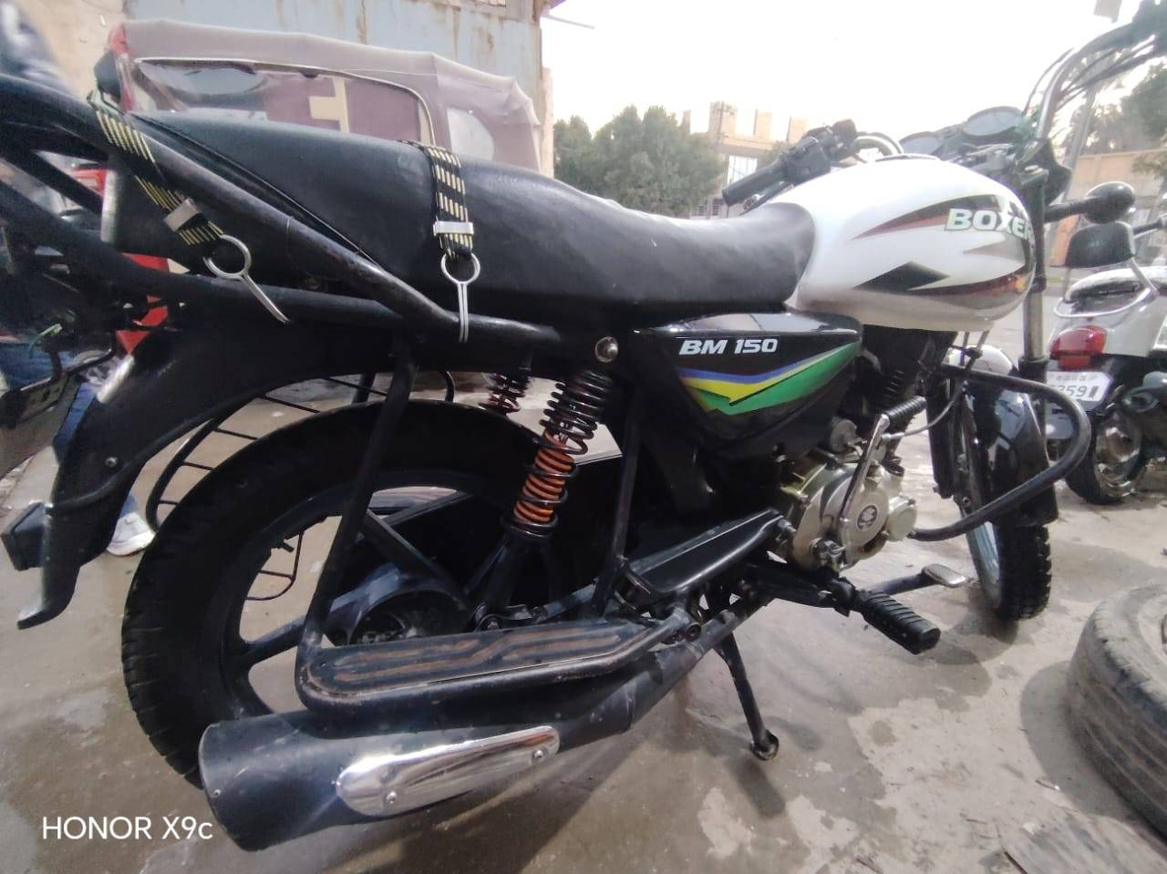 سلام عليكم ورحمة الله وبركاته
بوكسر كلاسك

مديل ٢٢

الون ابيض

اوراق اصولي بسمي بوجهك للترقيم

كفاله من كلشي ما عده المحرك بي خيط بخار

سعر مليون و٤٠٠ وبيه مجال للطيبين

مكان كربلاء حي العسكري العابد

للتواصل والاستفسار اتصل وتدلل لا تراسلني 
***********
