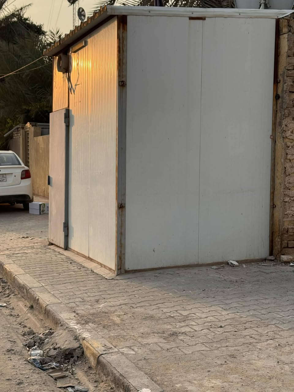 قابل للفتح والشد مكون من اربع قطع 

ثلاث جوانب وسقف يعني مو غرفه وانما يكون الظلع الرابع ملاسق للحائط 

قياس الوجه 3متر 

والجانب 2متر والارتفاع تقريبا 3متر 

سعره 650 الف

للاستفسار 

***********
