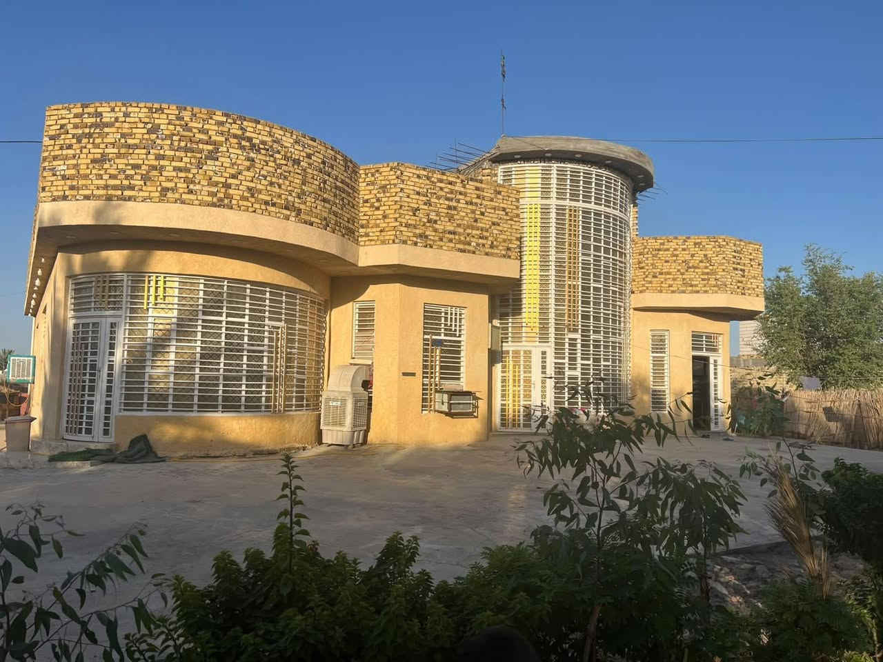 سلام عليكم دونم طابو زراعي سند 25 بسمي مداور ثاني يوم خدمات ماء اساله كهربلا خط مولده مدارس شارع تبليط عرضه 15 متر يبعد عن شارع العام السيدين 100 متر البيت بناء حديث مساحت البيت 310 متر يتكون من استقبال 18 متر وعرضه 5 +3 غرف طول الغرفه 7 متر وعرض 5 + صاله 15 متر وعرض 5 متر + مطبخ 7 متر وعرض 5 متر مجمع صحيات داخليات وخارجيات وكافت الخدمات ستفسار اتصل ع رقم ***********
