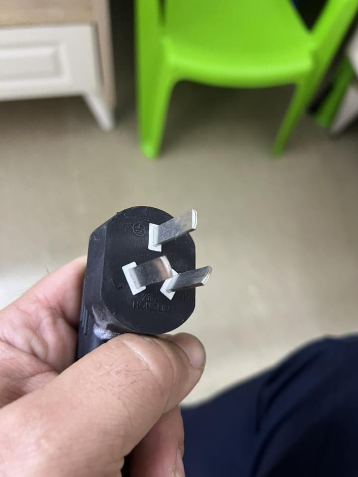 شاحنه اصليه جتي ويه سيارة دستروير ١٠ امبير مستخدمة كلش قليل السعر ٥٥ الف مكاني السيدية ***********
