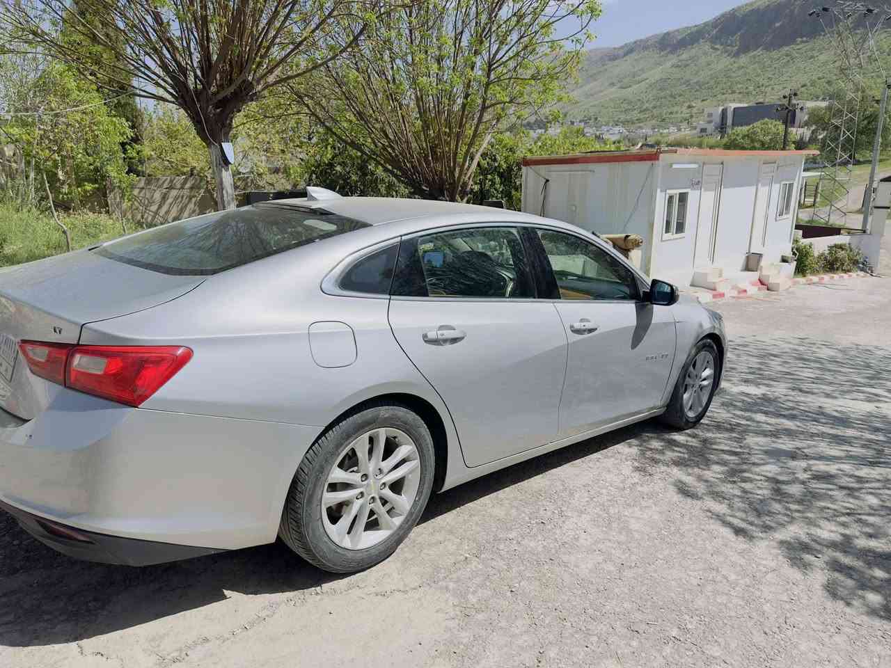 السلام عليكم 
ماليبو 2018 lt 
مواصفات lt معروفه 
قطعتين تبريد 
كشنات جلد 
تحكم ستيرن 
كروز سرعه 
شاشة 
كاميرا
لايت زنون عالي ناصي 
وباقي مواصفات  lt 
رقم بابل مميز 
حادثها فقط بنيد و مصبوغ وجارد البنيد 
السعر 102 وبيها مجال 
مكانها حله 
للاستفسار 
***********وبي واتساب ايضاً
